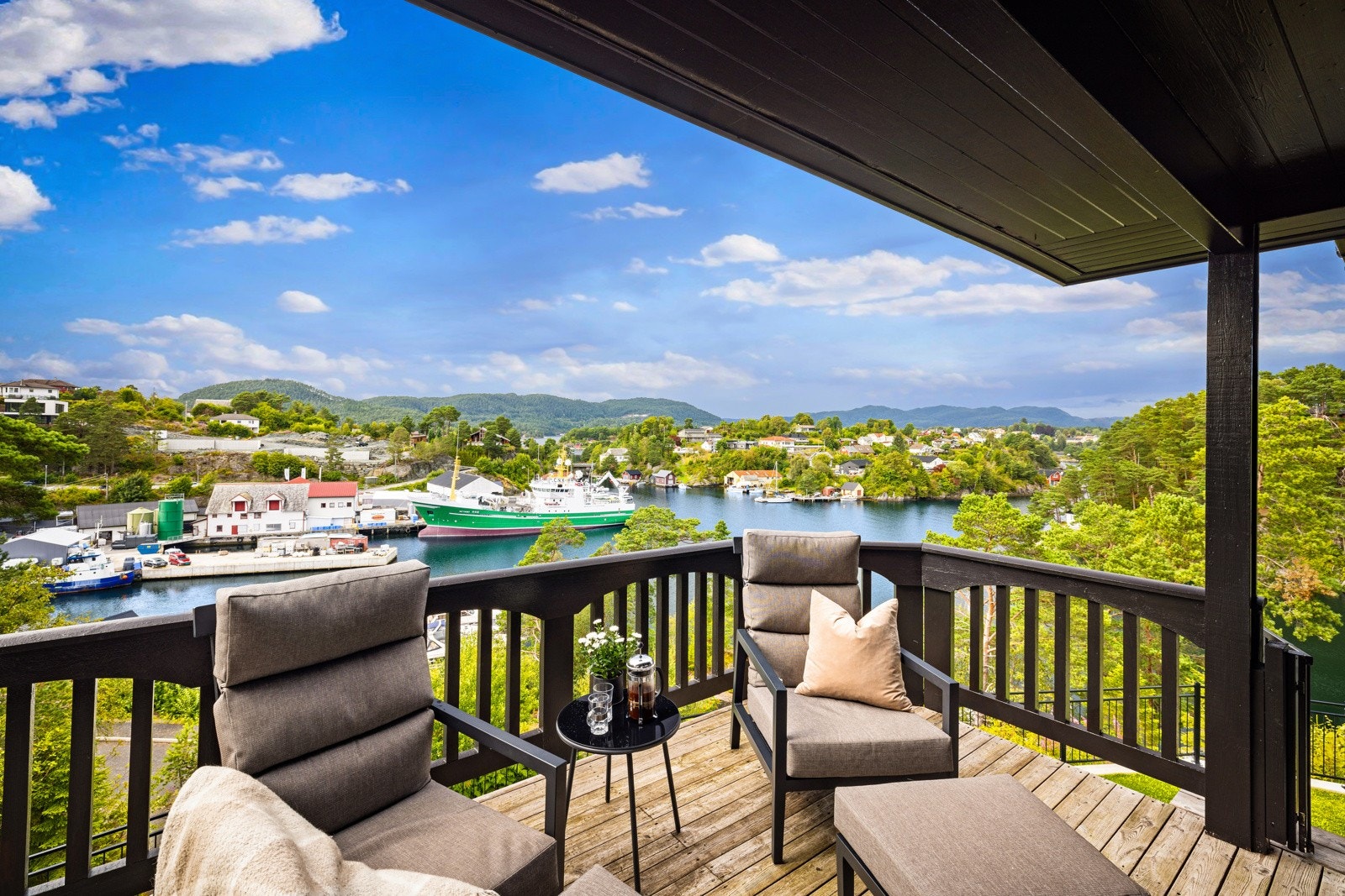 Her kan man trygt nyte utsikten og noe godt i glasset. Galleribilde