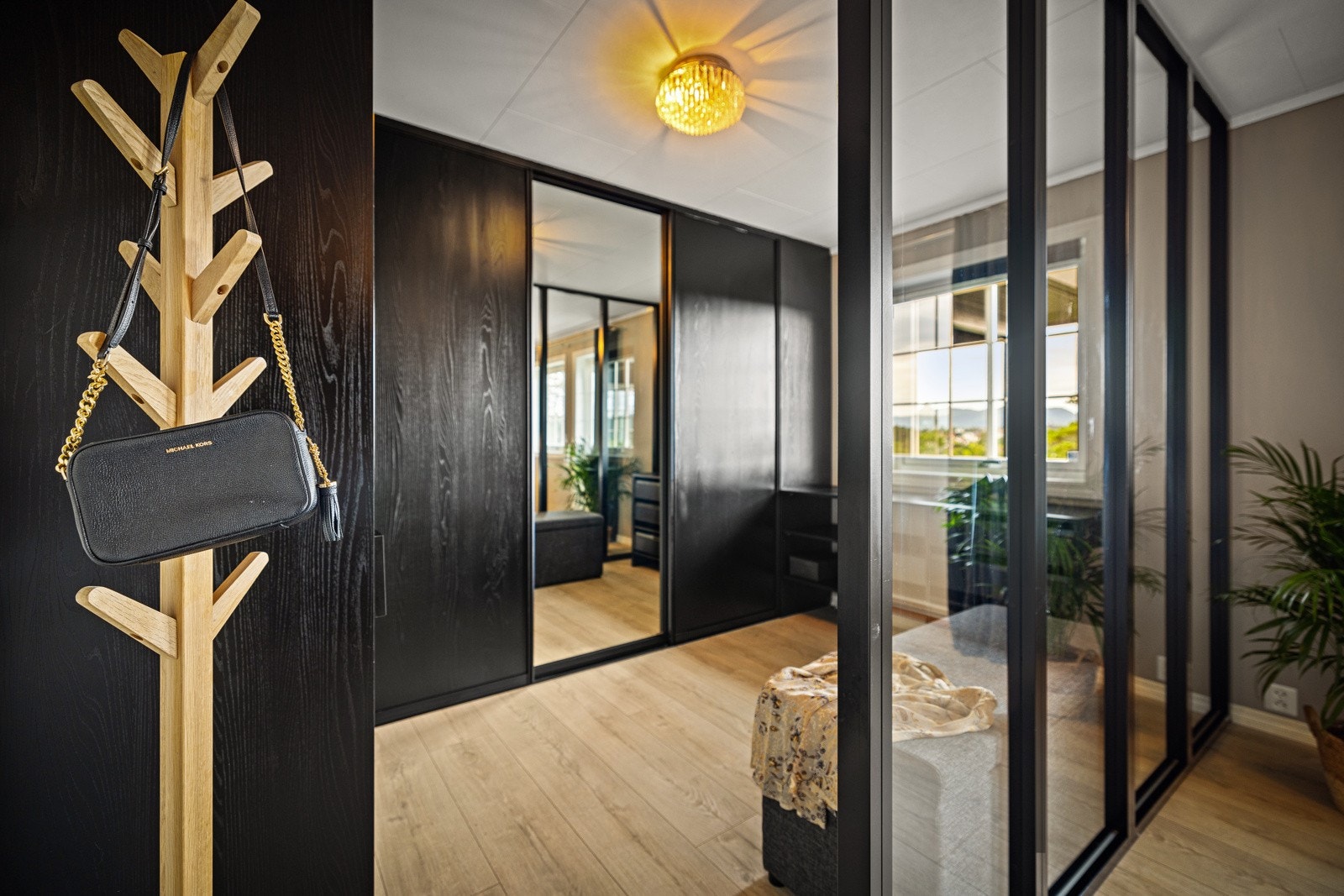 Er nå åpnet opp til ett soverom med stor garderobe. Galleribilde