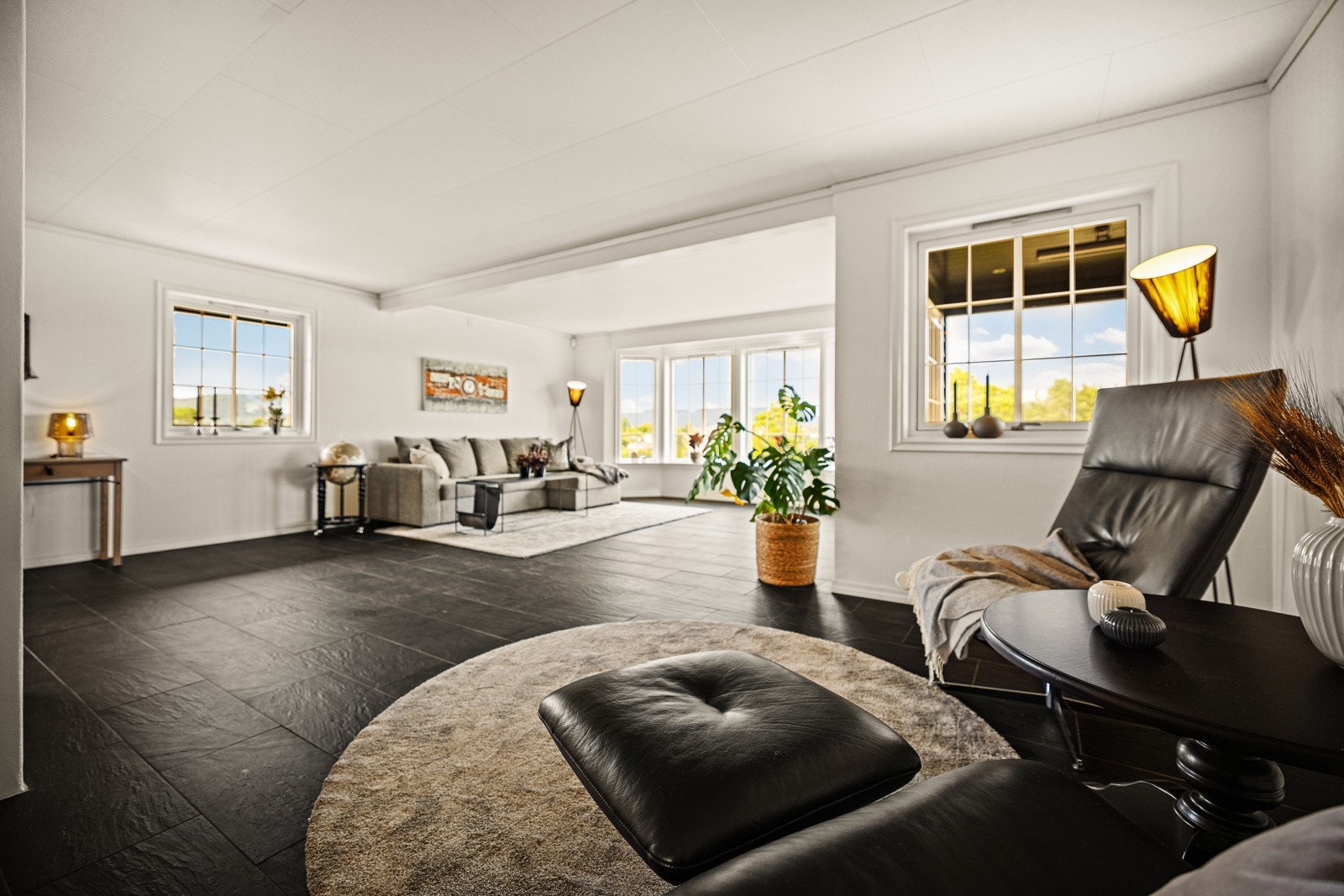 Romslig stue/kjøkken på hele 68,6 m². Galleribilde