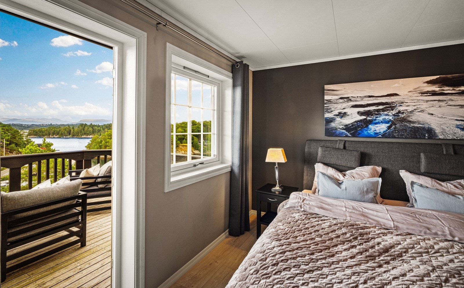 Fra dette soverommet er det utgang til den ene terrassen. Galleribilde