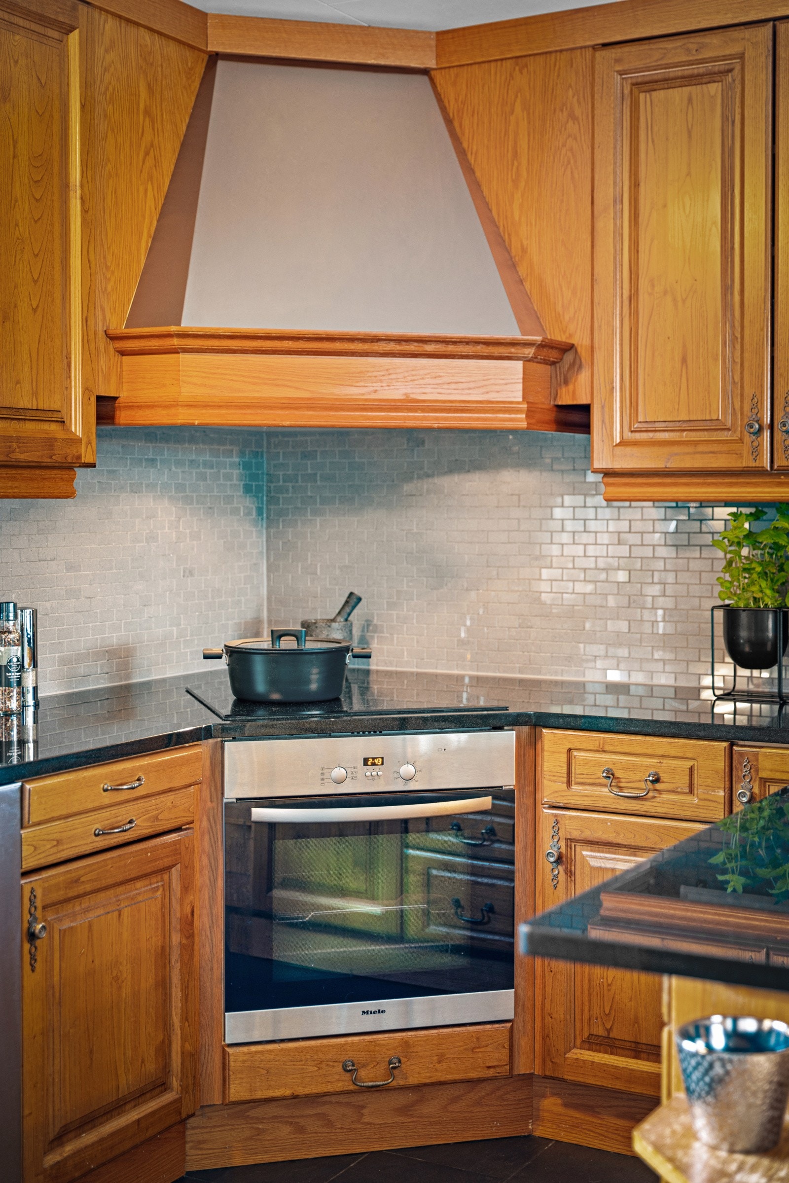 Praktisk med fliser over kjøkkenbenken. Galleribilde