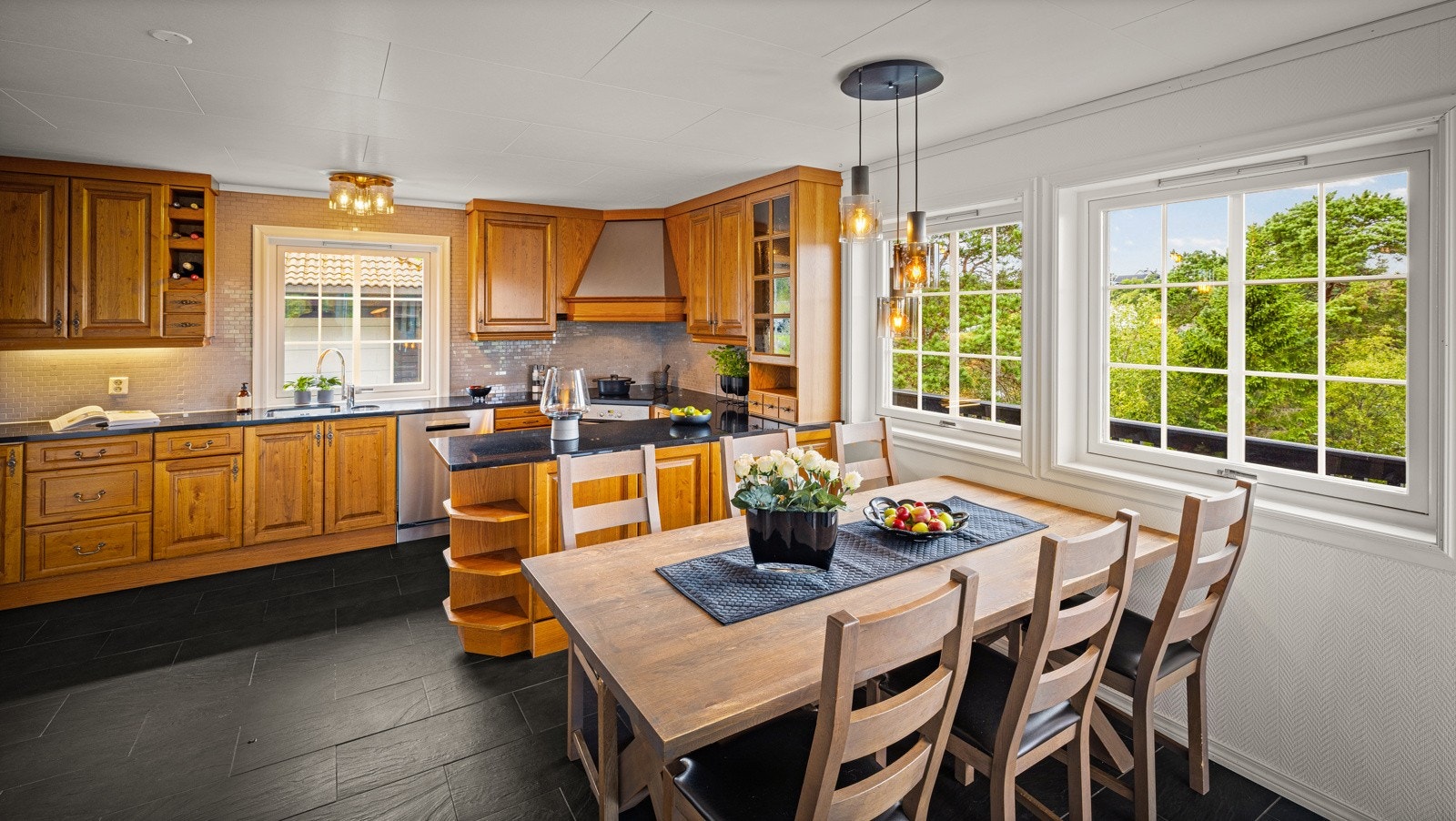 Profilerte fronter av eik og høye overskap. Galleribilde