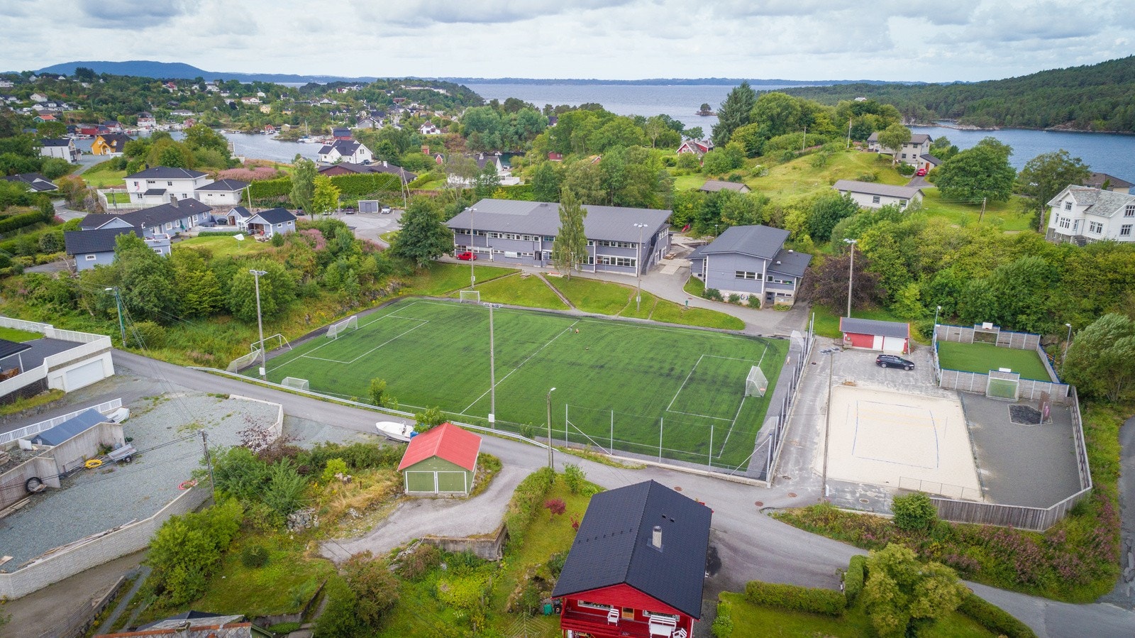 Søre Øyane barneskole ligger kun 1,3 km fra boligen. Ved skolen er det også fotballbane, ballbinge og sandvolleyballbane. Galleribilde