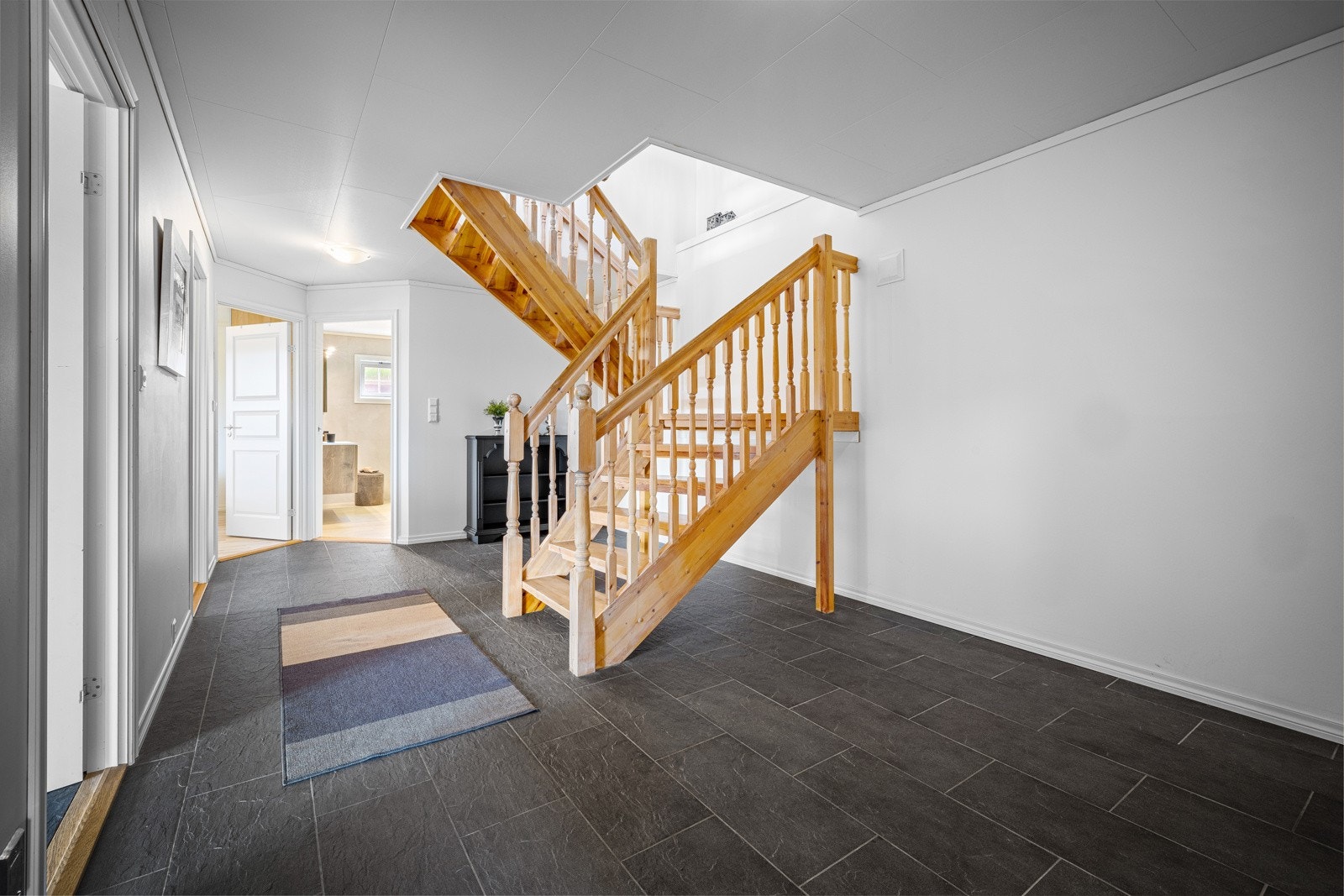 I underetasjen kommer man ned i en stor hall som binder alle rommene sammen. Galleribilde