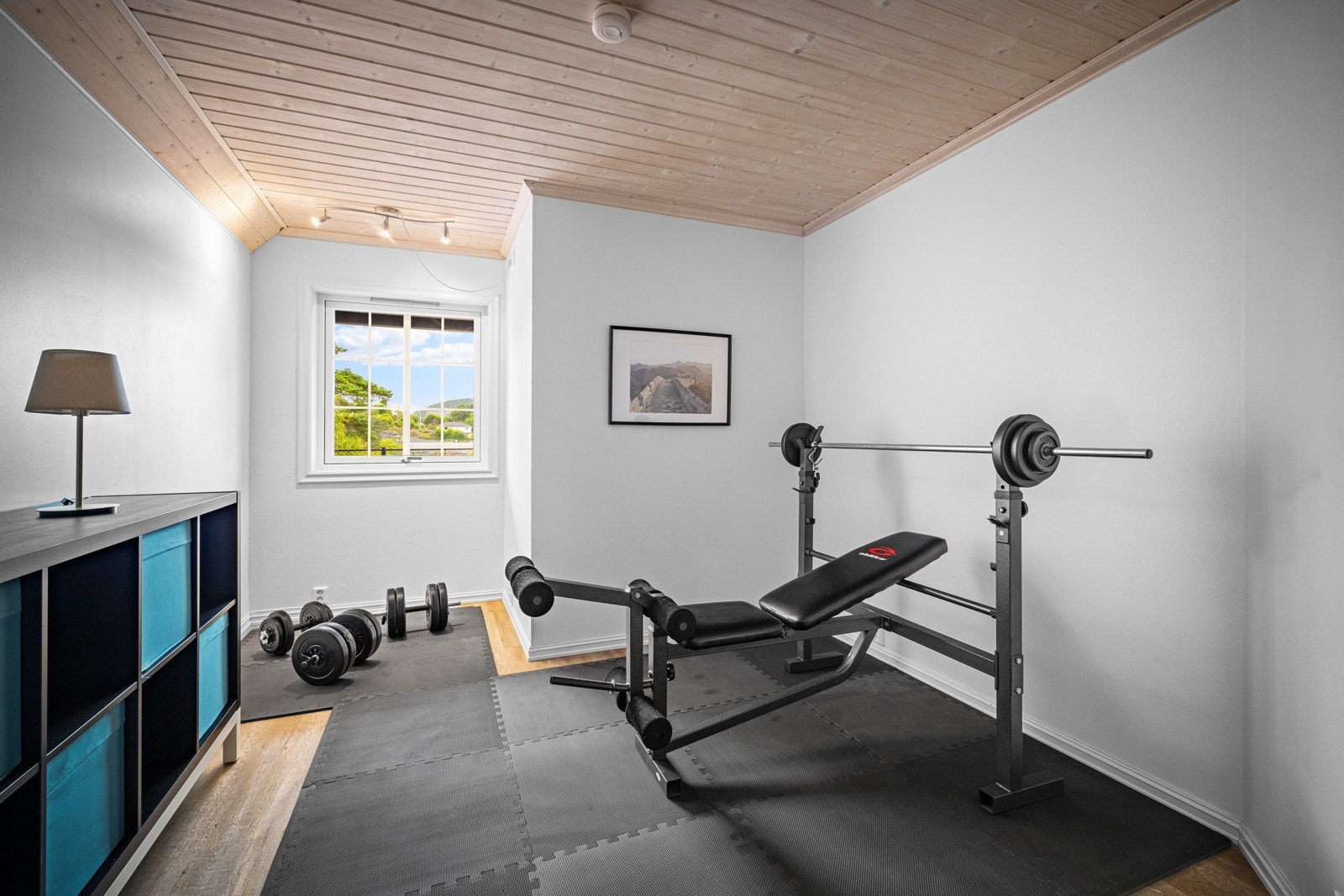 Det er 4 soverom i denne etasjen. Dette er innredet til treningsrom. Galleribilde