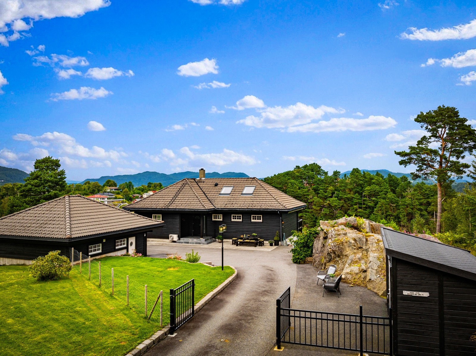 Nyt denne innkjørselen, meget pent med dobbel garasje i enden. Galleribilde