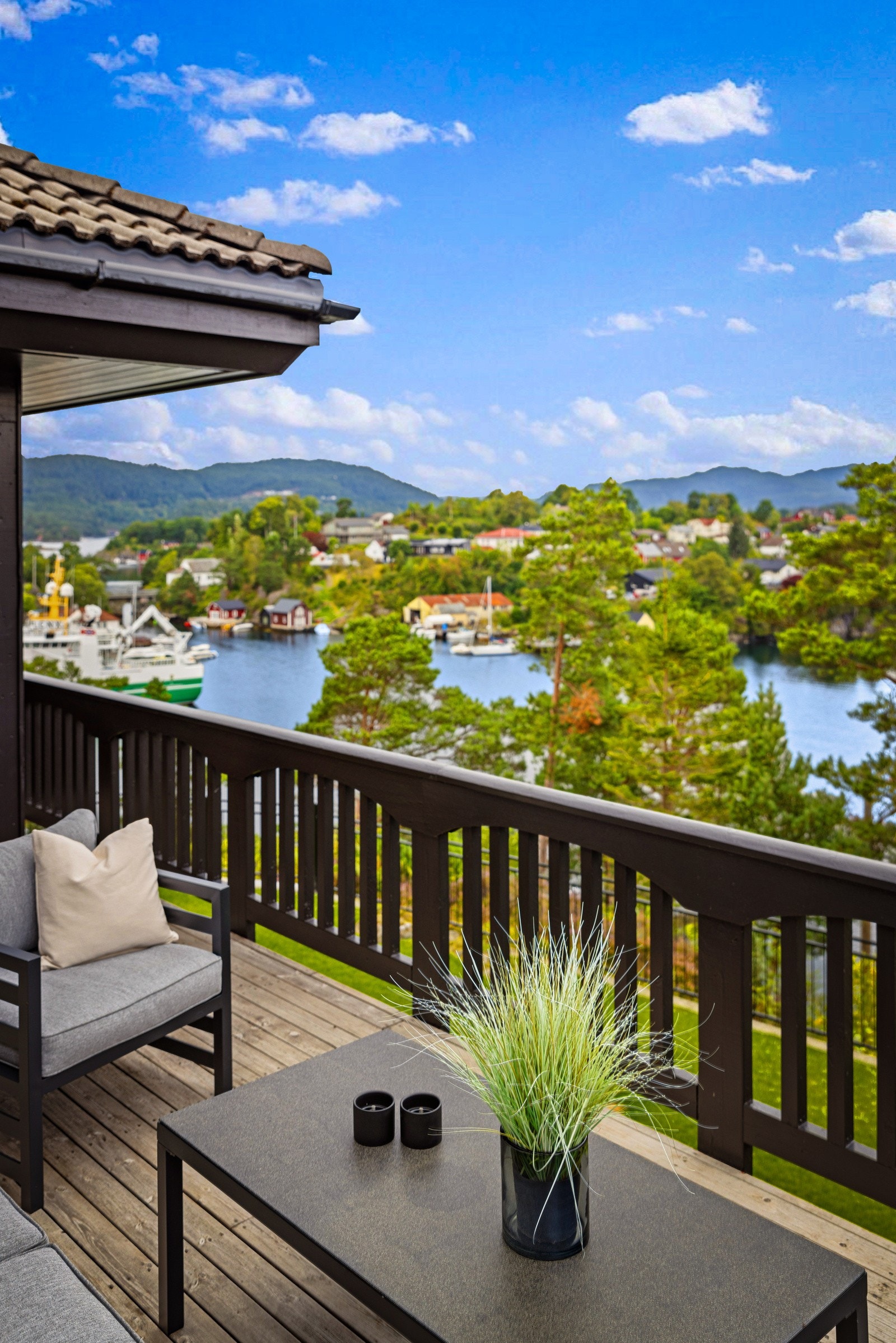 Utallige øyer og holmer med fine badeplasser i rolige farvann, samtidig er det ikke langt til store dype fjorder. Galleribilde