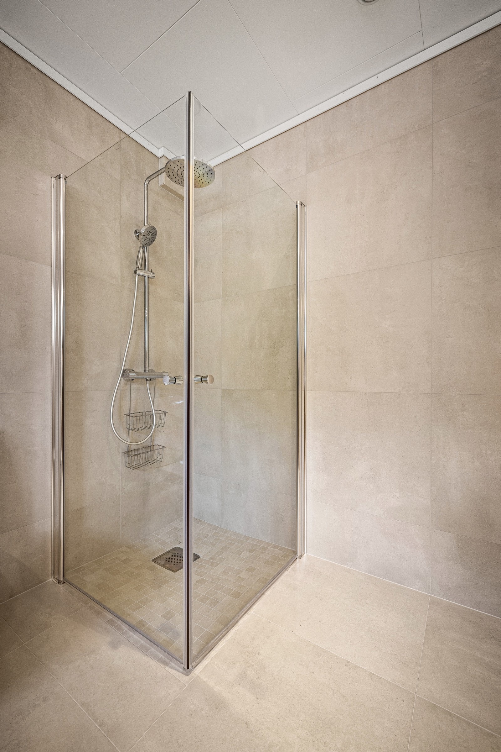 Som i hovedetasjen er det både dusj og badekar på dette badet også. Galleribilde