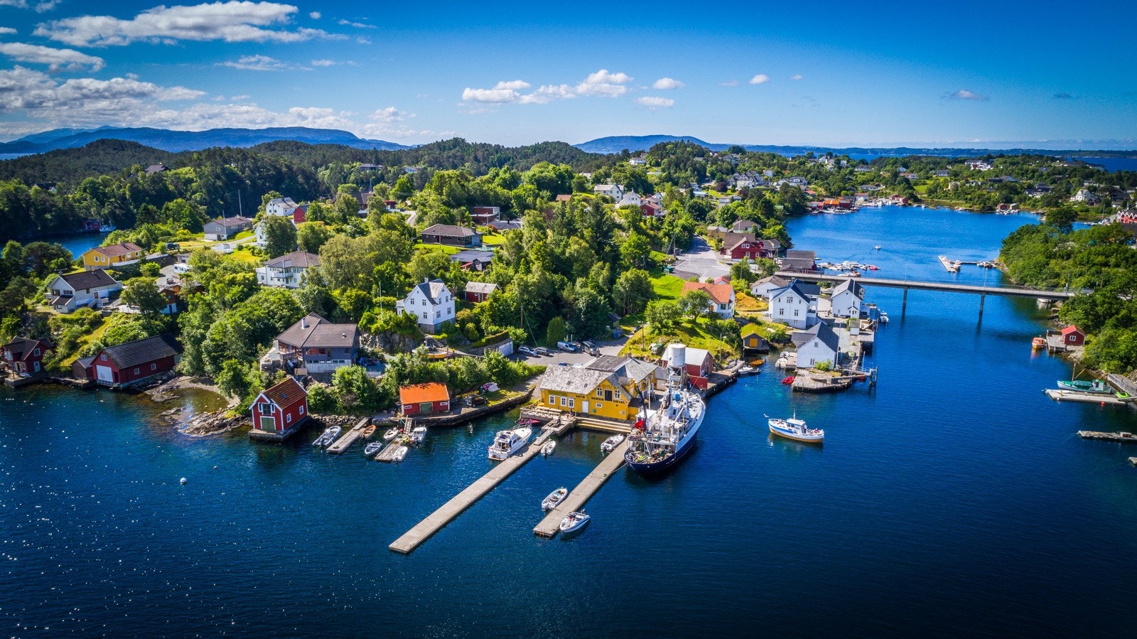 Nærmeste dagligvarebutikk er Bunnpris Vedholmen som ligger bare 1 km fra boligen. Galleribilde