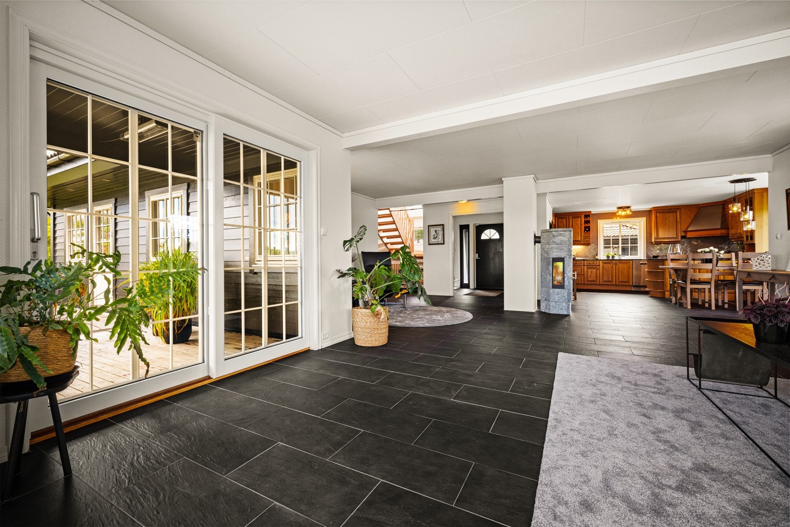 Fra entrêen kommer man inn i hallen som er åpen mot stue og kjøkken. Galleribilde