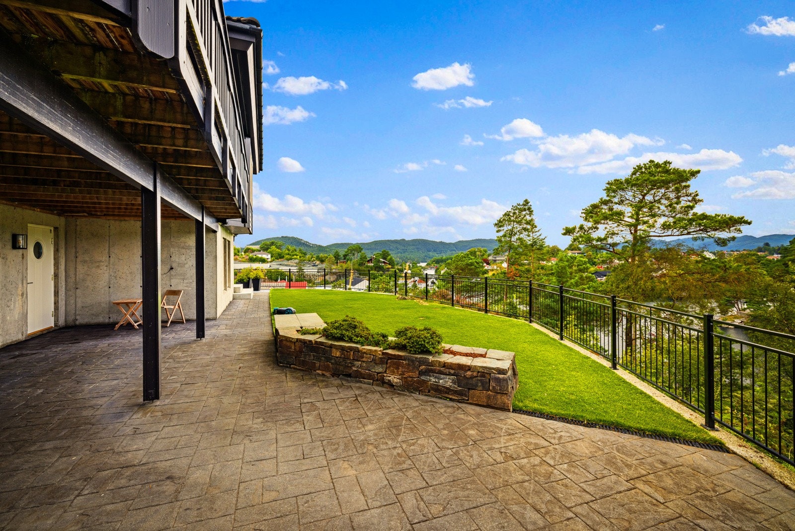 Perfekt plen for et slag krokket eller kubbespill. Galleribilde