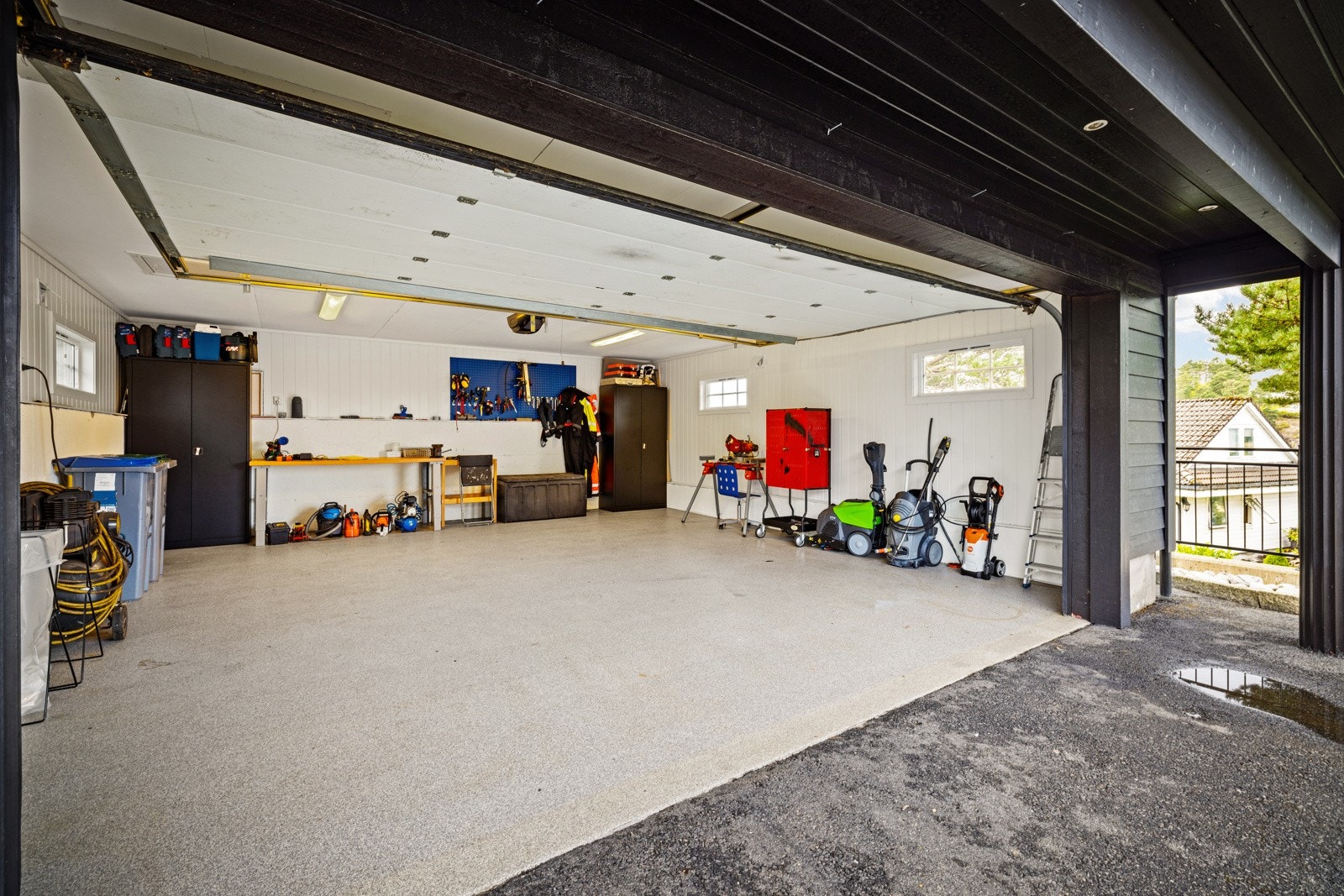 Garasjen har støpt gulv malt med epoxy. Galleribilde