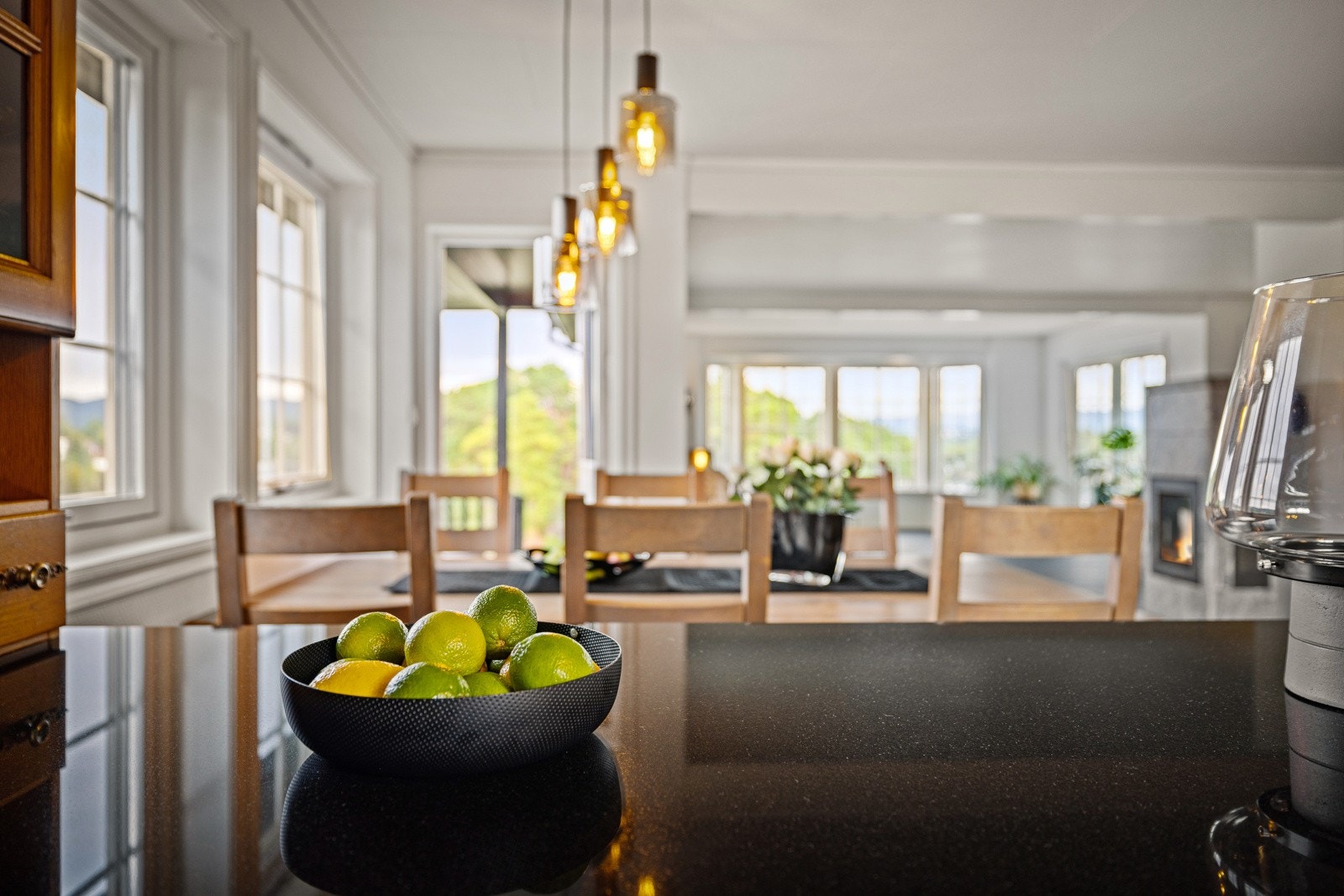 Åpent kjøkken inn til spisestuen gjør det enkelt å servere gjester, og prate med dem underveis i matlagingen. Galleribilde