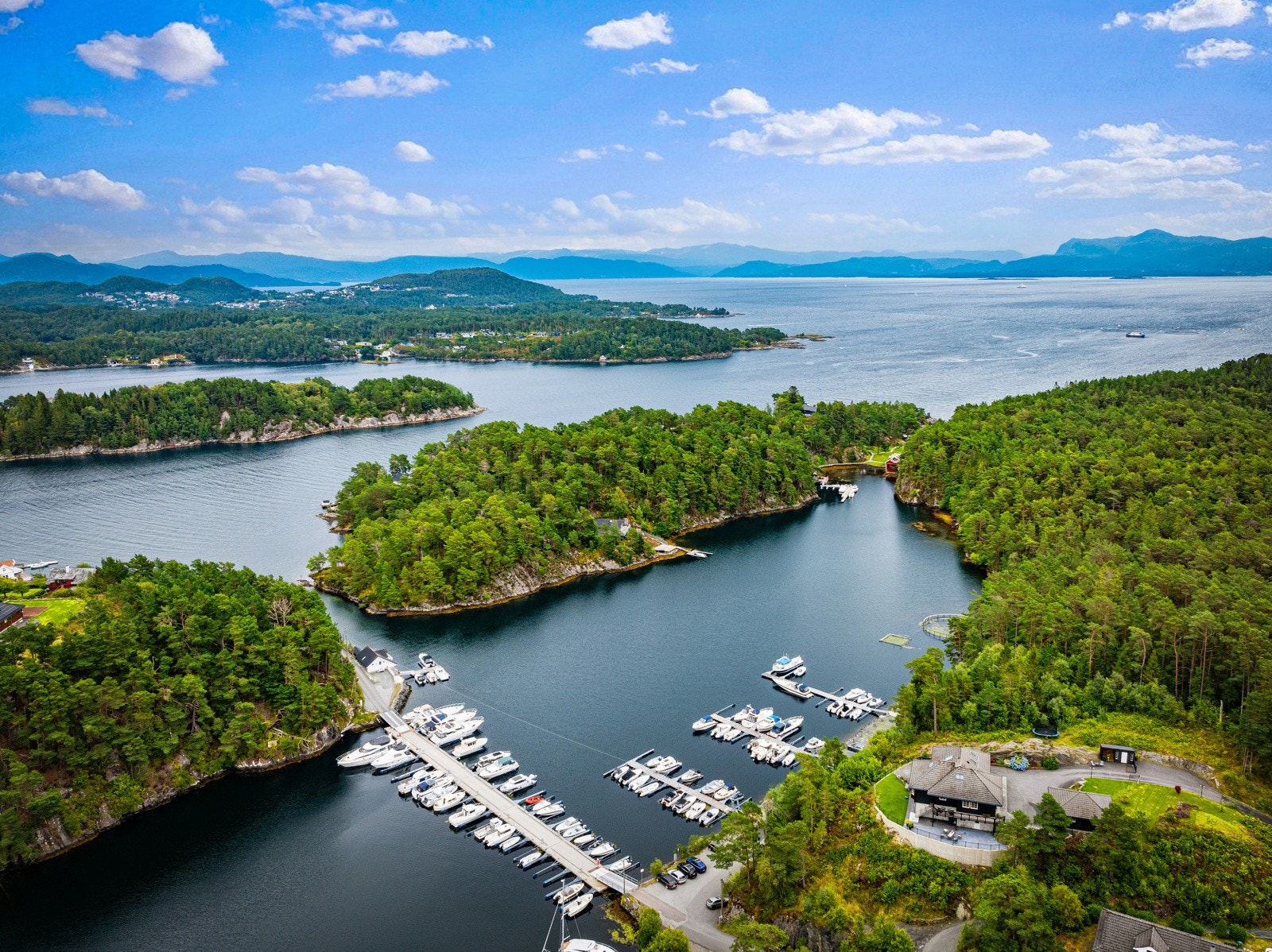 Om man har båt eller kajakk tilgjengelig er man omringet av en av fylkets vakreste skjærgårder Galleribilde