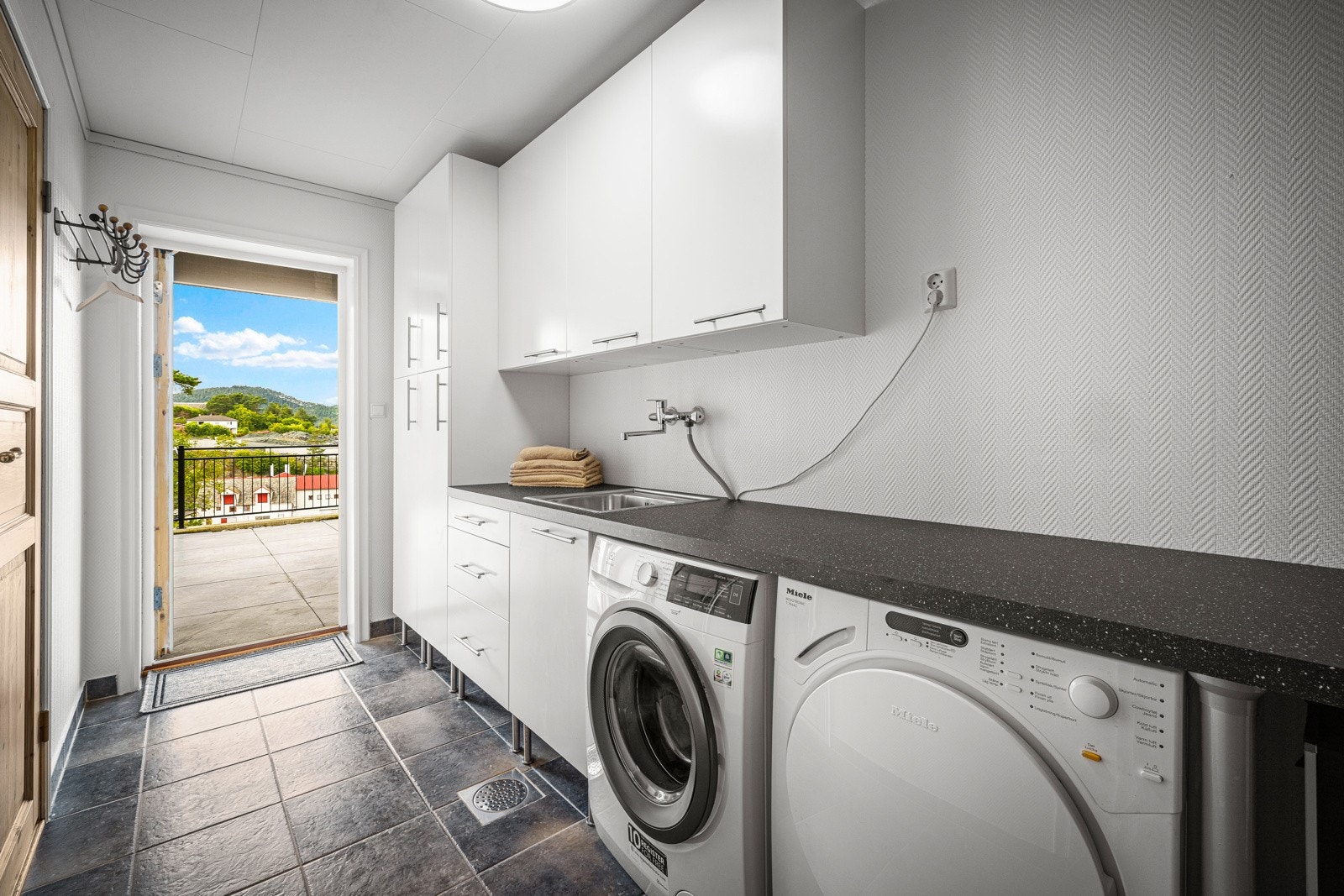 Opplegg til vaskemaskin og tørketrommel og dør rett ut. Galleribilde