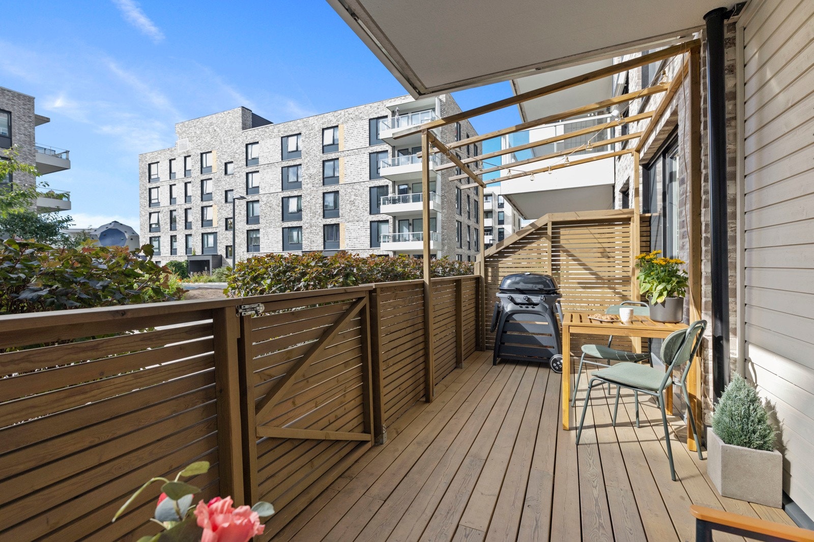 - Solen treffer plattingen rundt kl 14 sommerstid og har gode solforhold til sent på kveld - Galleribilde