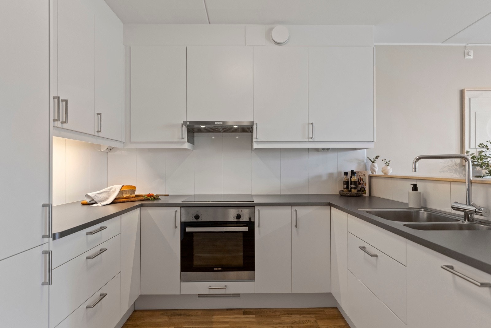 - Integrerte hvitevarer med innfelt platetopp i benkeplate, oppvaskmaskin, komfyr og kjøl/frys - Galleribilde