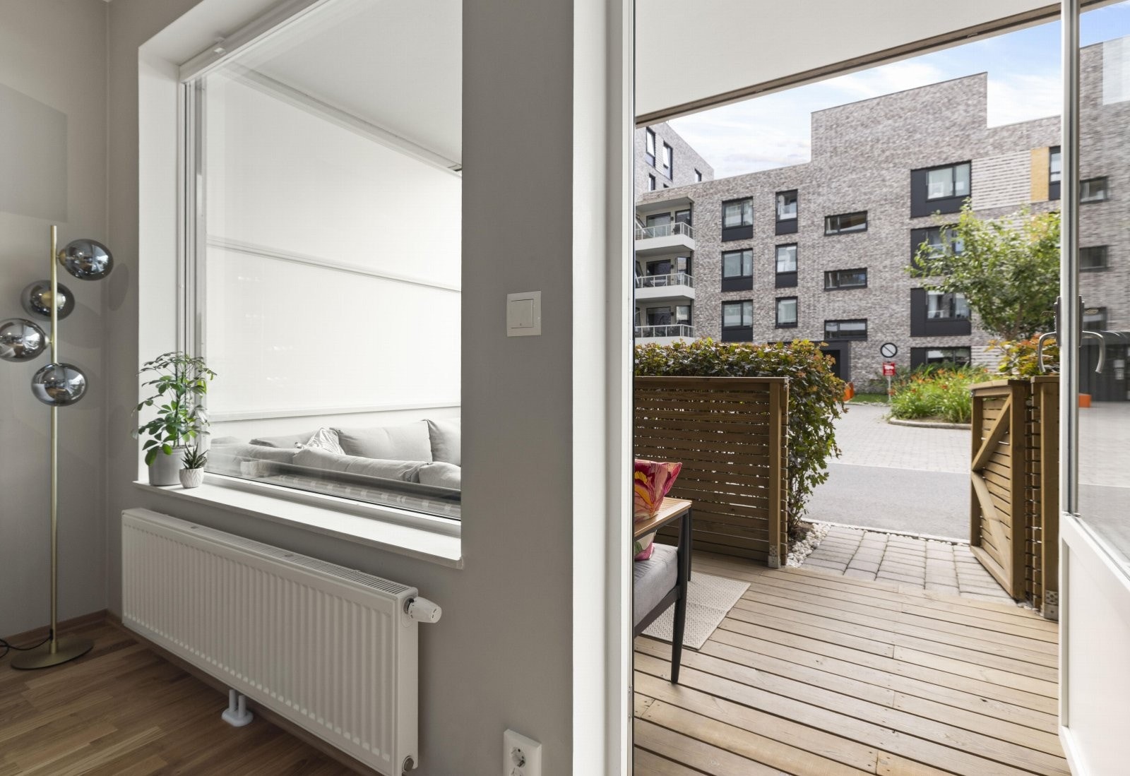 - Adkomst til hyggelig markterrasse fra stua - Galleribilde