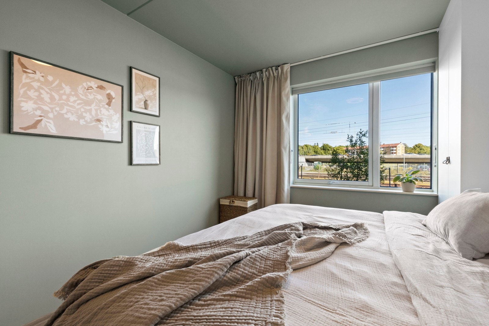 - Hovedsoverom med god plass til en stor dobbeltseng og rikelig med oppbevaringsplass - Galleribilde