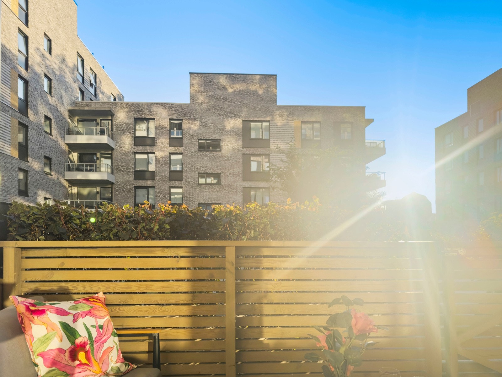 - Leiligheten ligger ideelt plassert hvor solen kommer mellom blokkene og treffer plattingen - Galleribilde