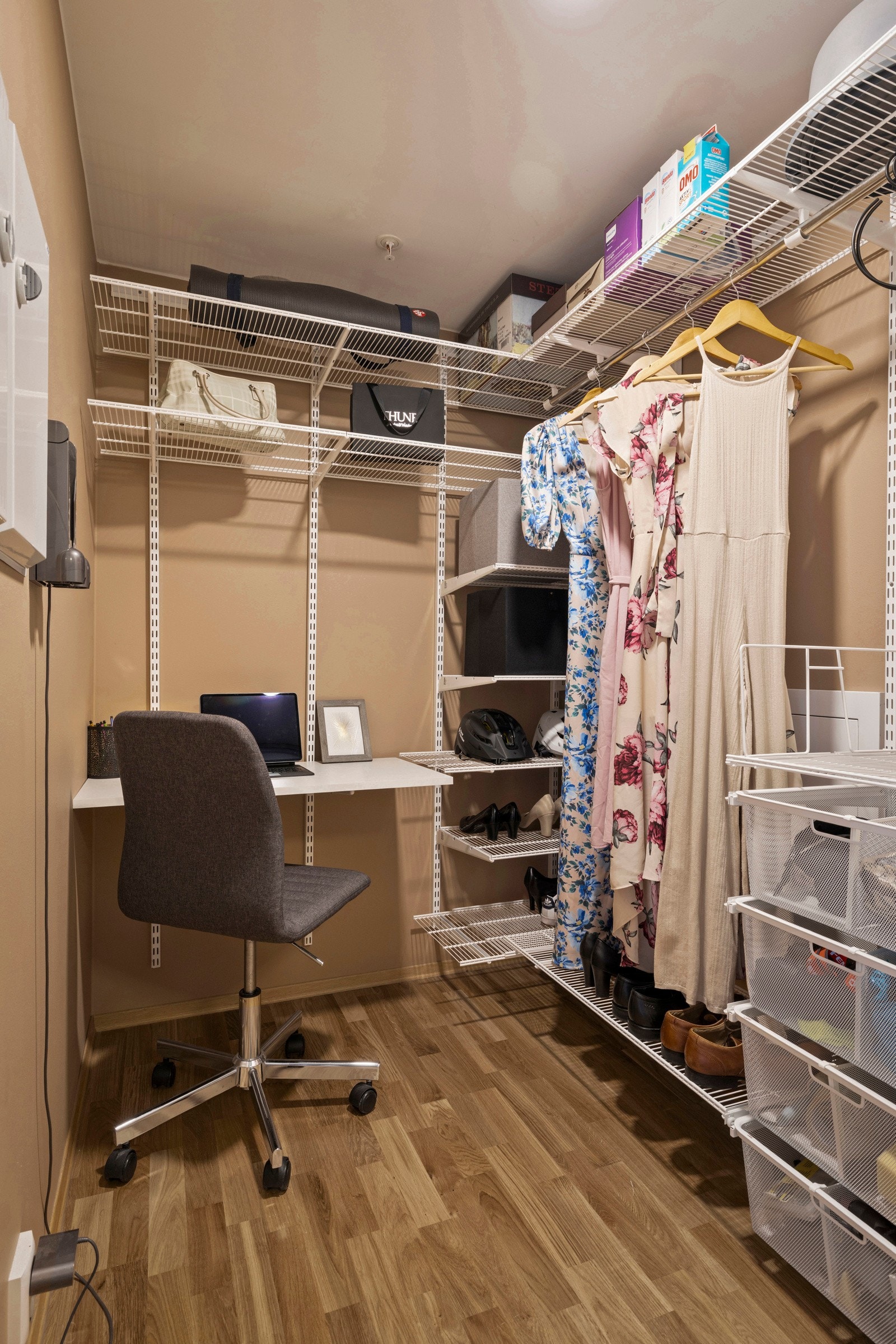 - Meget praktisk hjemmekontor - Galleribilde