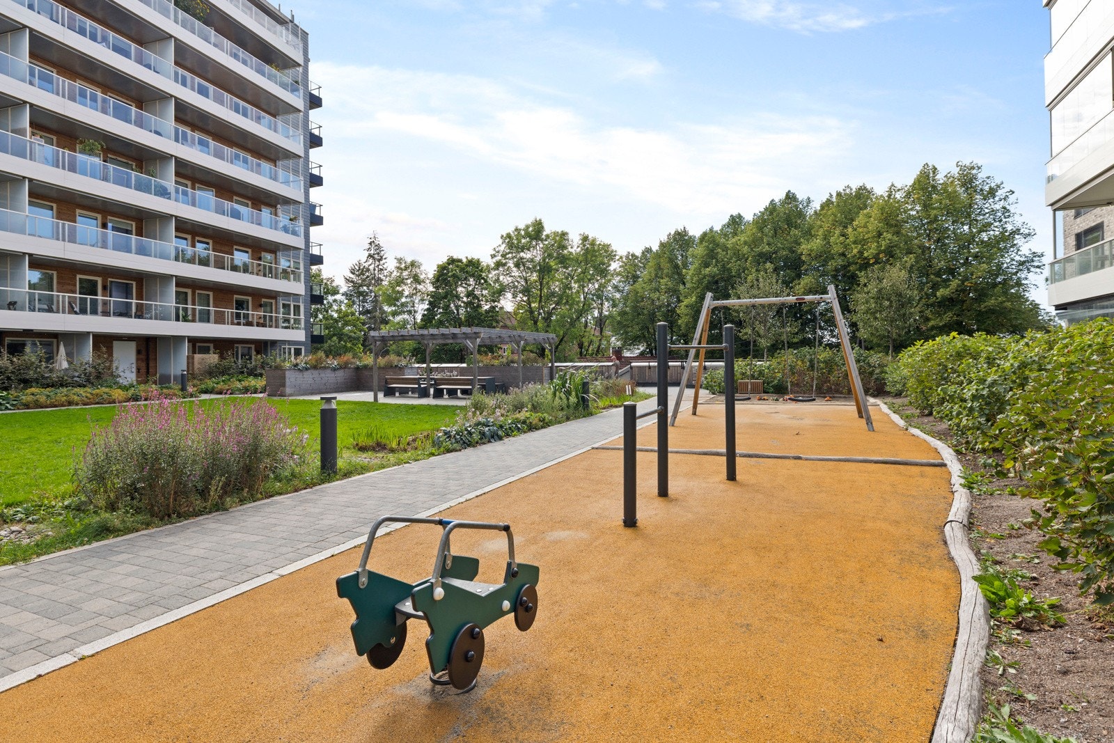 - Her bor du i et veldrevet og hyggelig nabolag med et balansert sammensatt bomiljø - perfekt for både unge, familier og godt voksne - Galleribilde