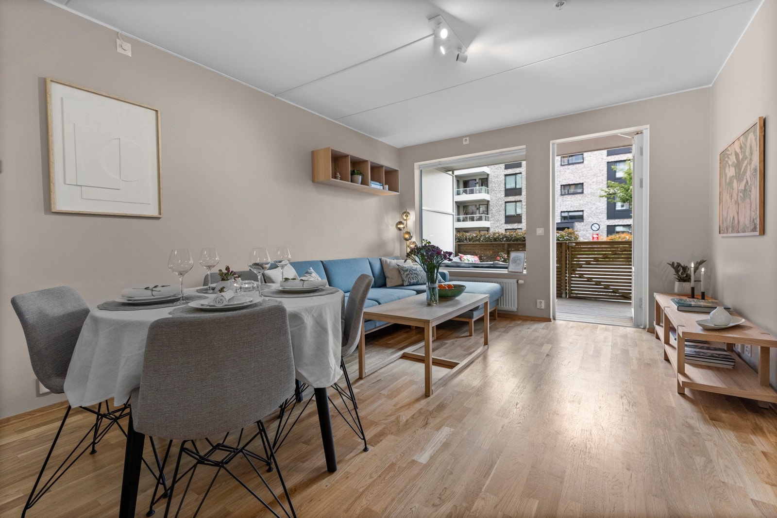 - Et rom som gir plass til både stueområde og spisebord - Galleribilde