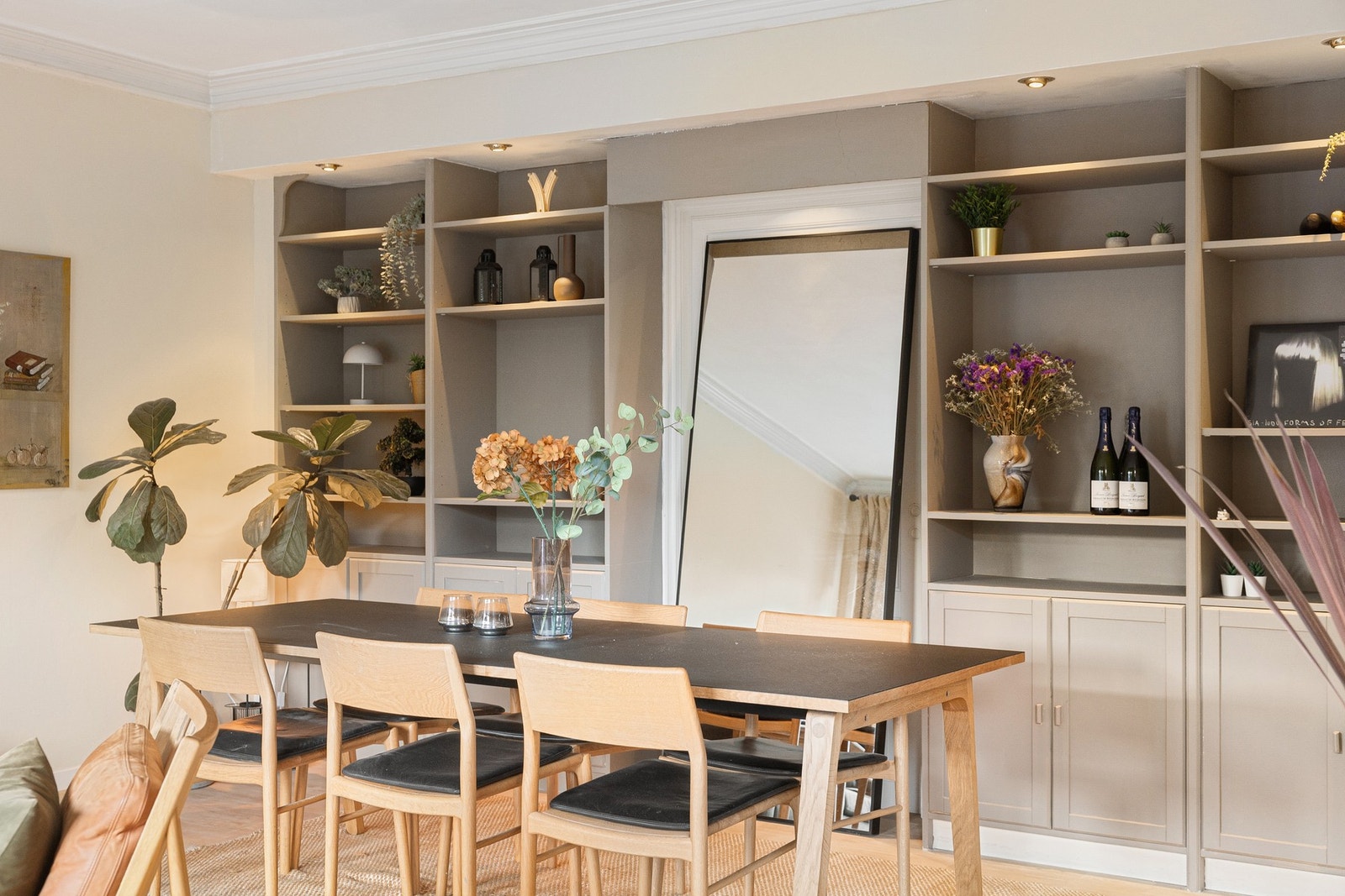 Lys og åpen stue med god plass til både sofagruppe og spiseområde. Galleribilde