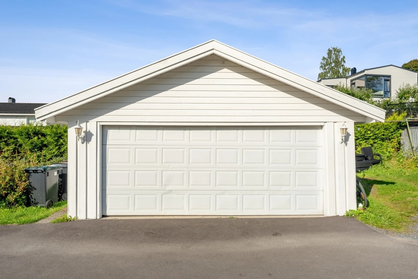 Parkering i garasje og på egen tomt. I tillegg til garasjen er det plass til 4 biler rett utenfor huset og 1 plass ved siden av garasjen på egen tomt. Inkludert elbillader. Galleribilde