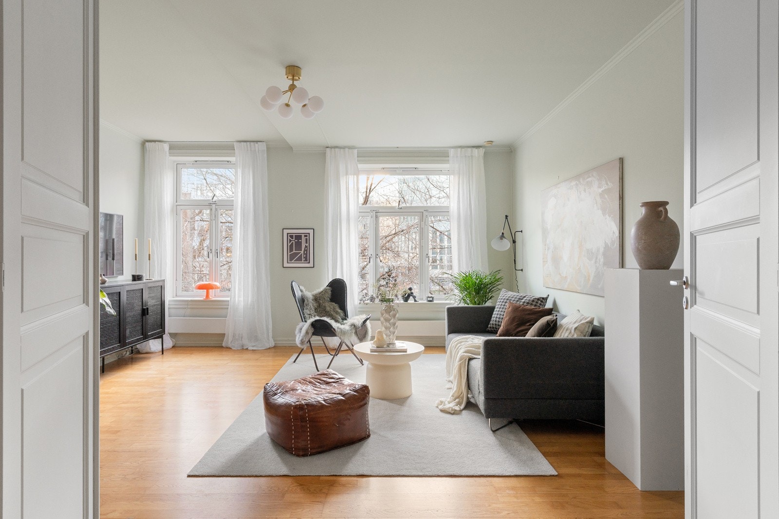 Leiligheten har god takhøyde og store vinduer som gir en lys og luftig atmosfære - Leiligheten vender ut mot idylliske parkområder og er således meget usjenert Galleribilde