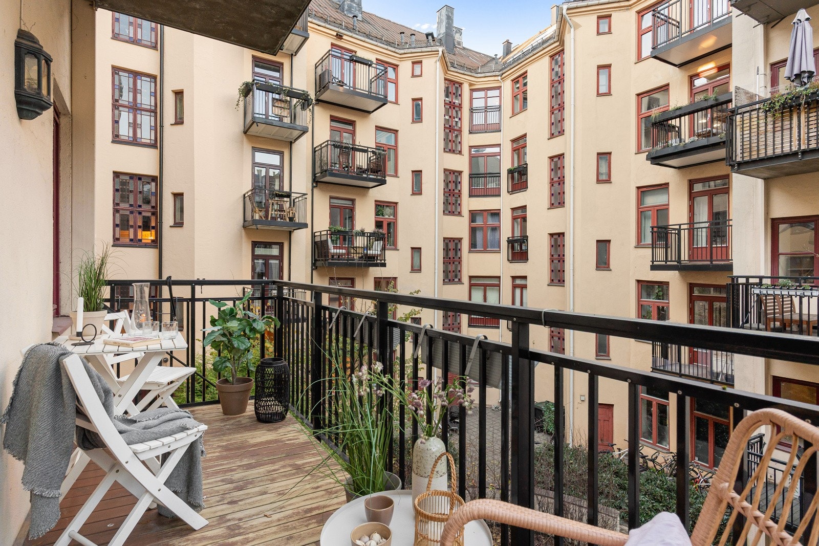 På sommerhalvåret er bakgården grønn og frodig. Her befinner man seg i en grønn oase midt i byen Galleribilde