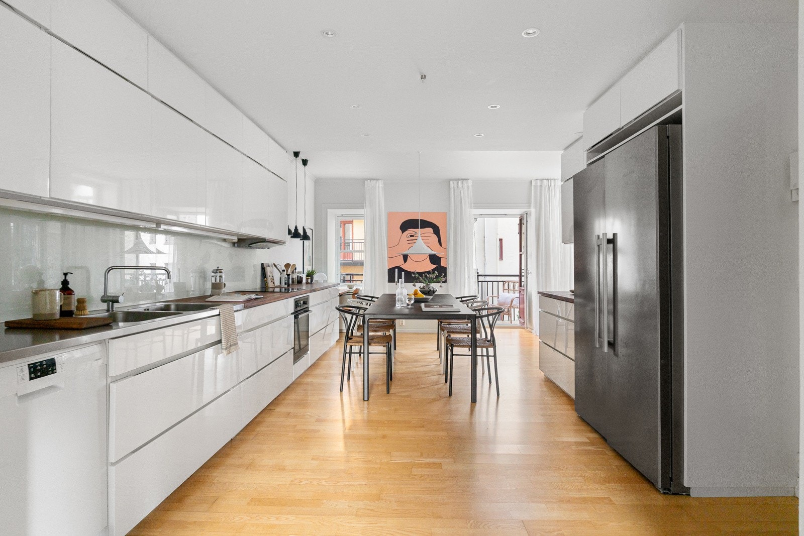 Doble dører mellom stue og kjøkken for åpen og sosial atmosfære. Separat kjøkken / spisestue med utgang til hyggelig balkong vendt mot bakgård. Galleribilde