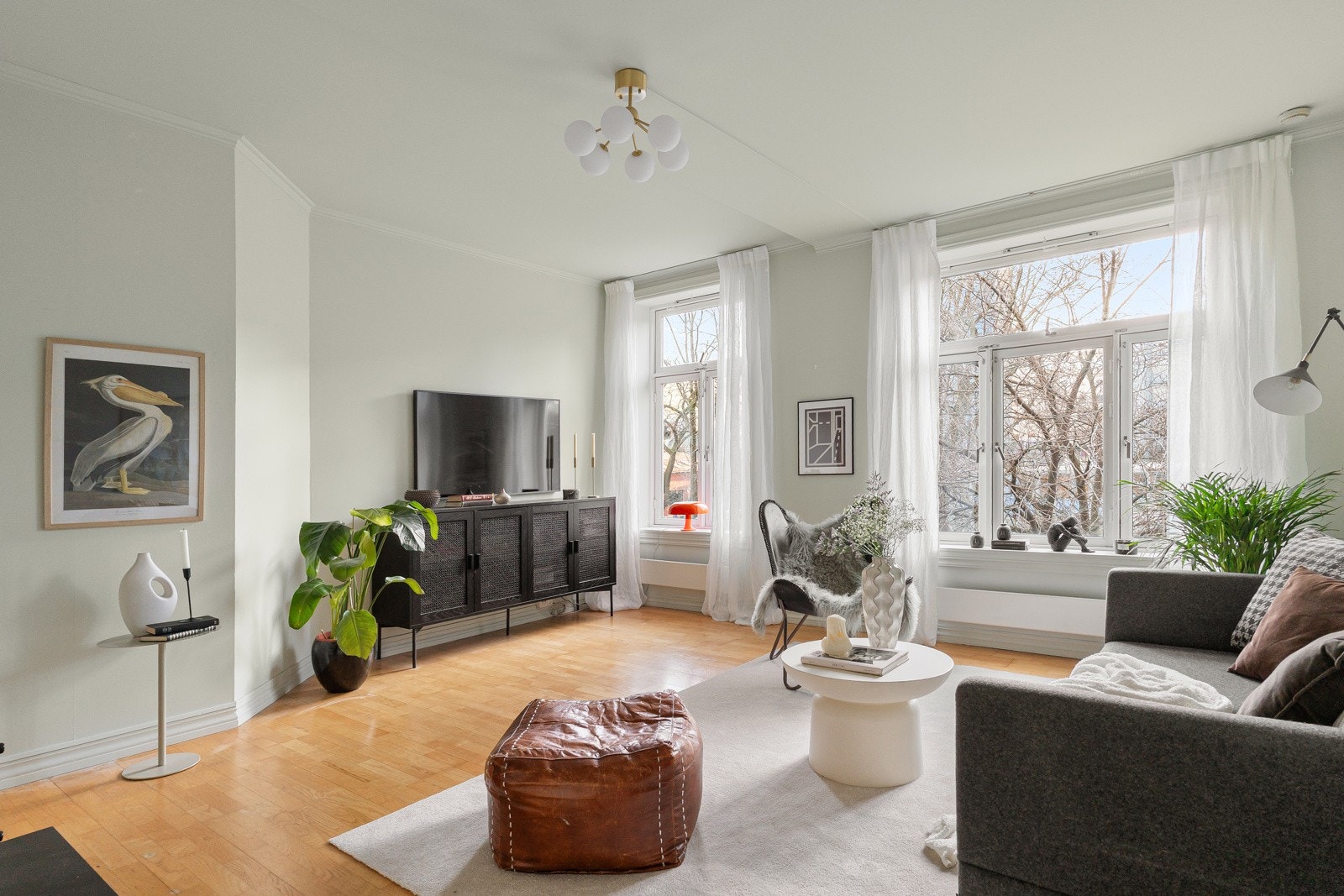 Leiligheten er gjennomgående og vender ut mot Kristparken, samt frodig bakgård. Hele boligen er omkranset av fine omgivelser med trær som gir et pent utsyn Galleribilde