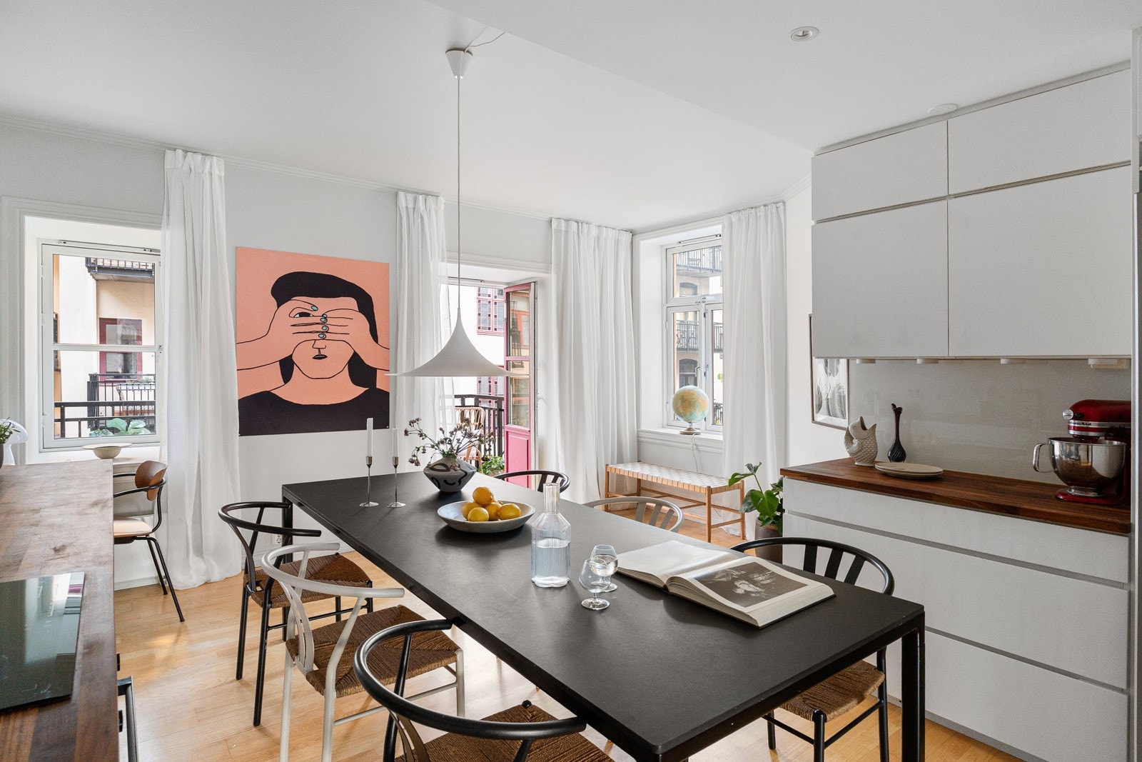 Heltre benkeplate og benkebeslag med dobbel kum og ett-greps armatur i krom Galleribilde