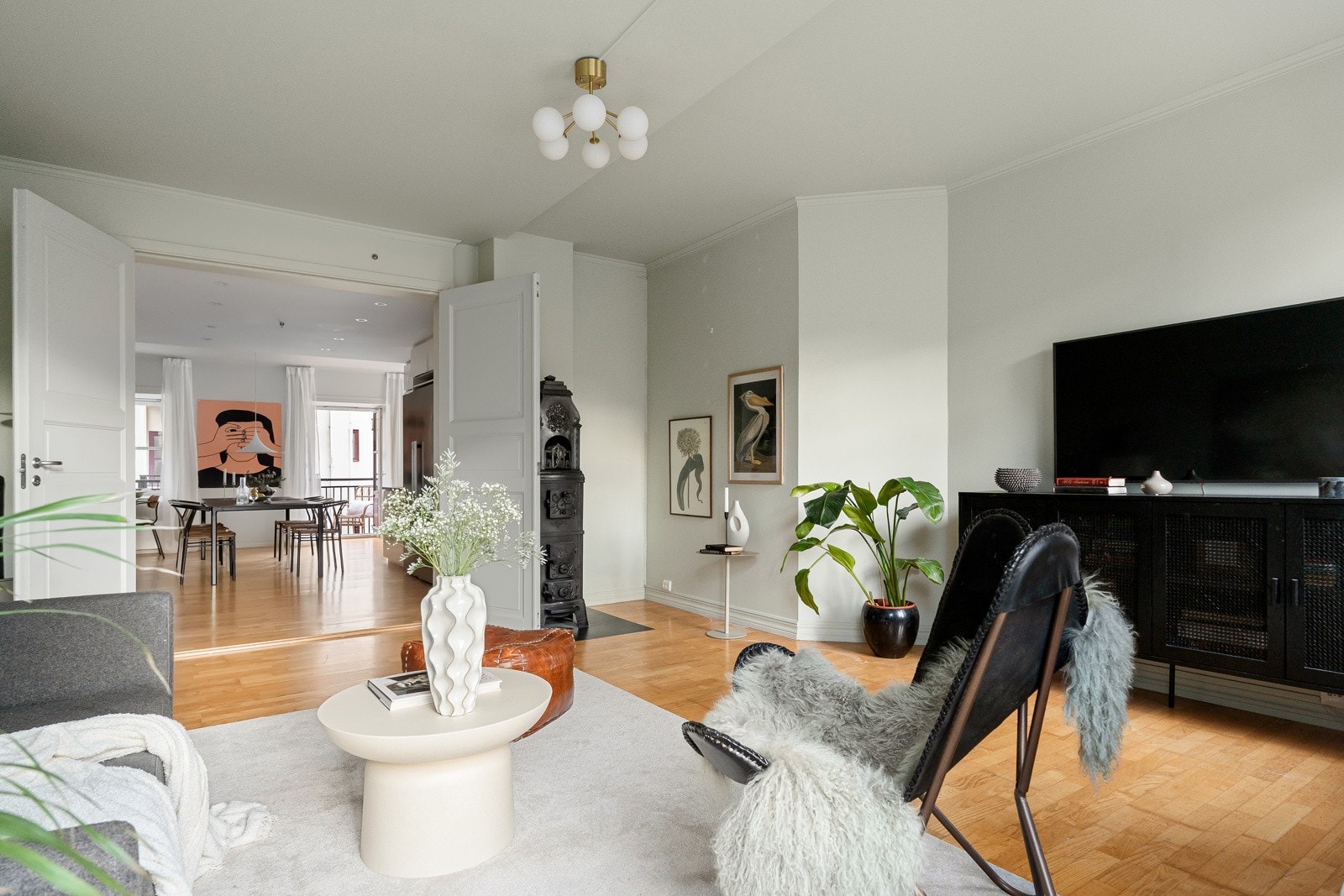 Luftig stue med god plass til sittegruppe, sofabord, medievegg og annet ønskelig møblement Galleribilde