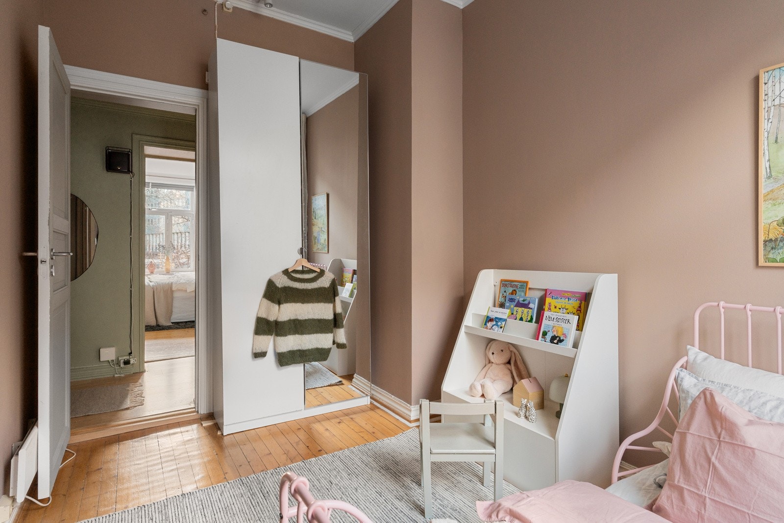 Soverom III egner seg også perfekt til barnerom, gjesterom eller kontor. Det medfølger garderobeskap på alle soverom. Galleribilde