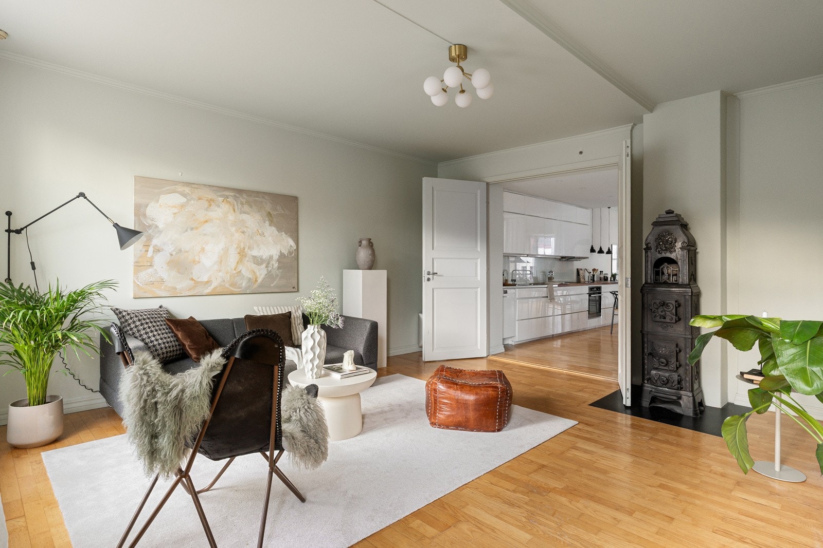 Romslig stue med god plass til stor sofagruppe og spisebord med tilhørende møblement Galleribilde