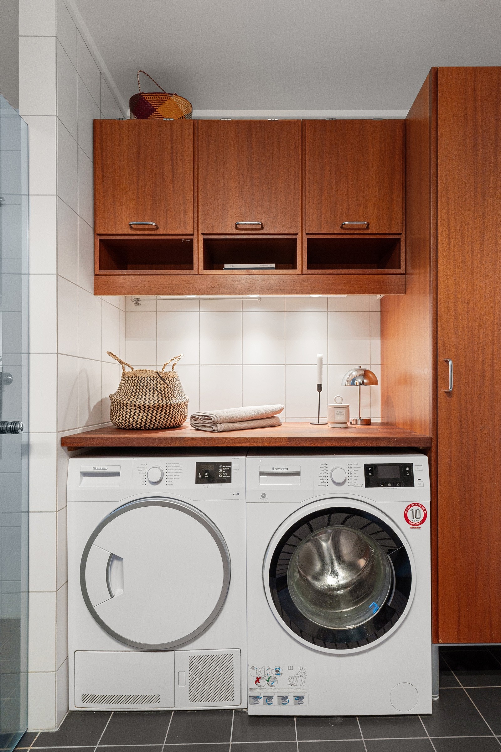 Meget god oppbevaringsplass og opplegg for både vaskemaskin og tørketrommel Galleribilde