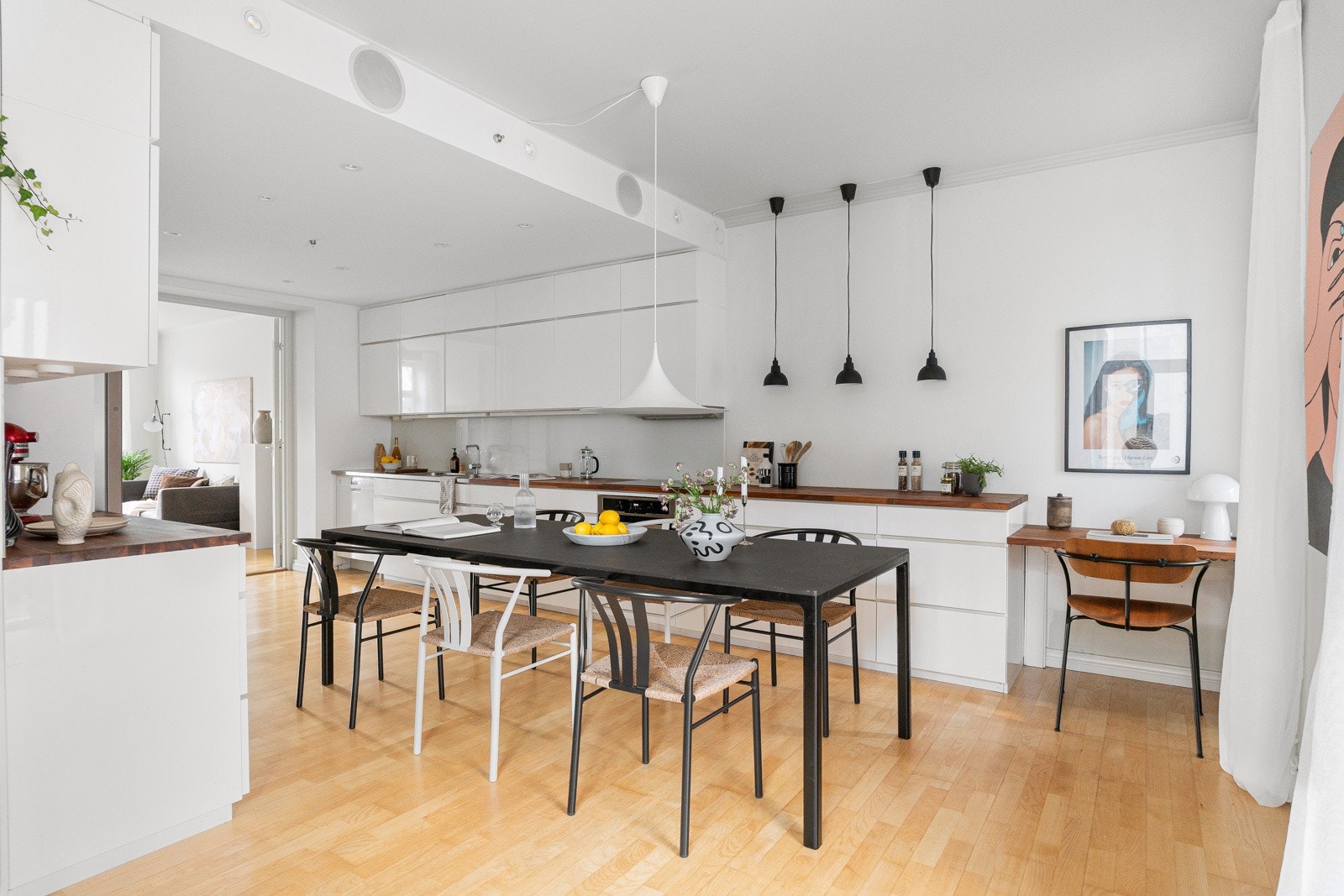 Integrert stekeovn og platetopp fra Electrolux samt avtrekksvifte i overskap. Kjøkkenet har mekanisk avtrekk. Opplegg for oppvaskmaskin samt både kjøleskap og fryserskap. Galleribilde