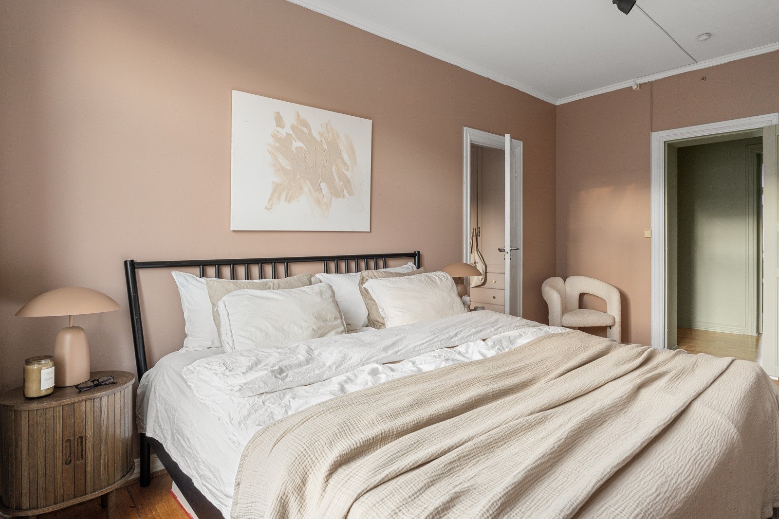 God plass til stor dobbeltseng og nattbord Galleribilde