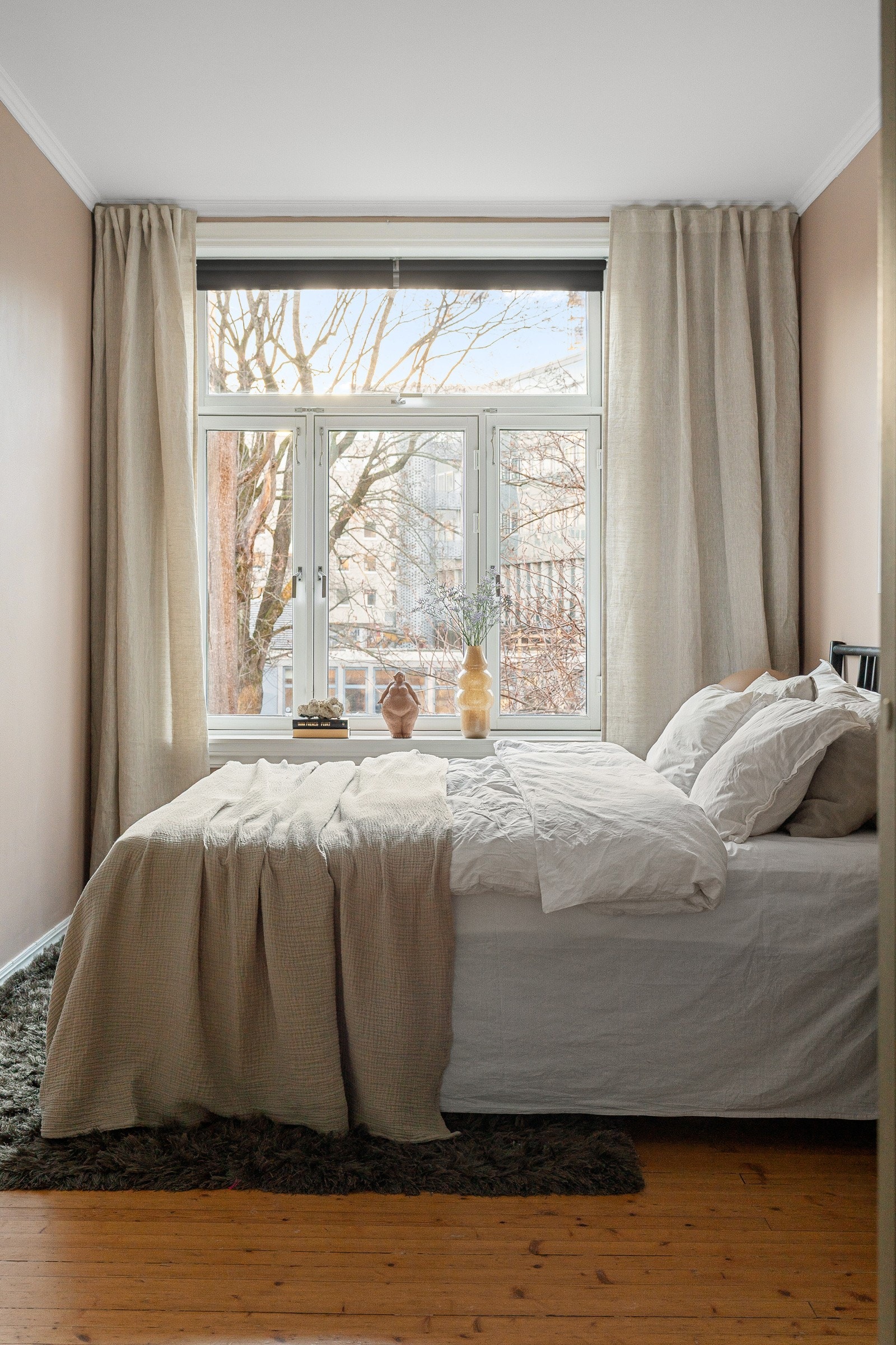 Soverommene har et stort vindu som gir godt med naturlig sollys og hyggelig utsyn Galleribilde