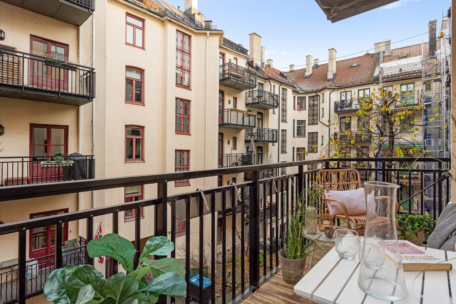 Balkong på ca. 6 kvm med god plass til utemøbler Galleribilde