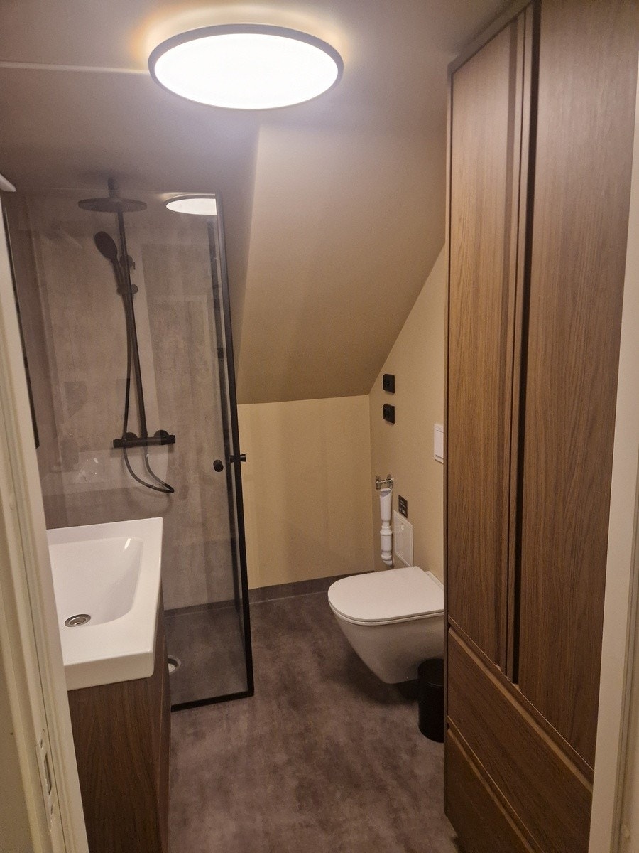 Her får du plass til vaskemaskin i tillegg til å ha god lagringsplass! Galleribilde