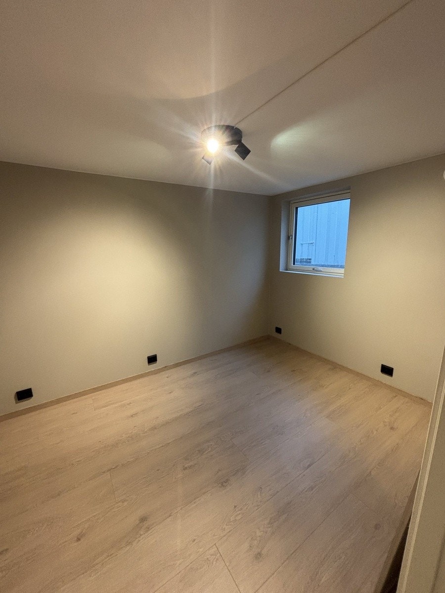 Stort og fint soverom med moderne farger Galleribilde