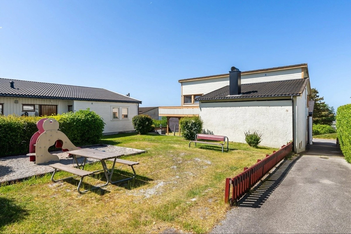 Lekeplass vegg i vegg med med huset! Galleribilde