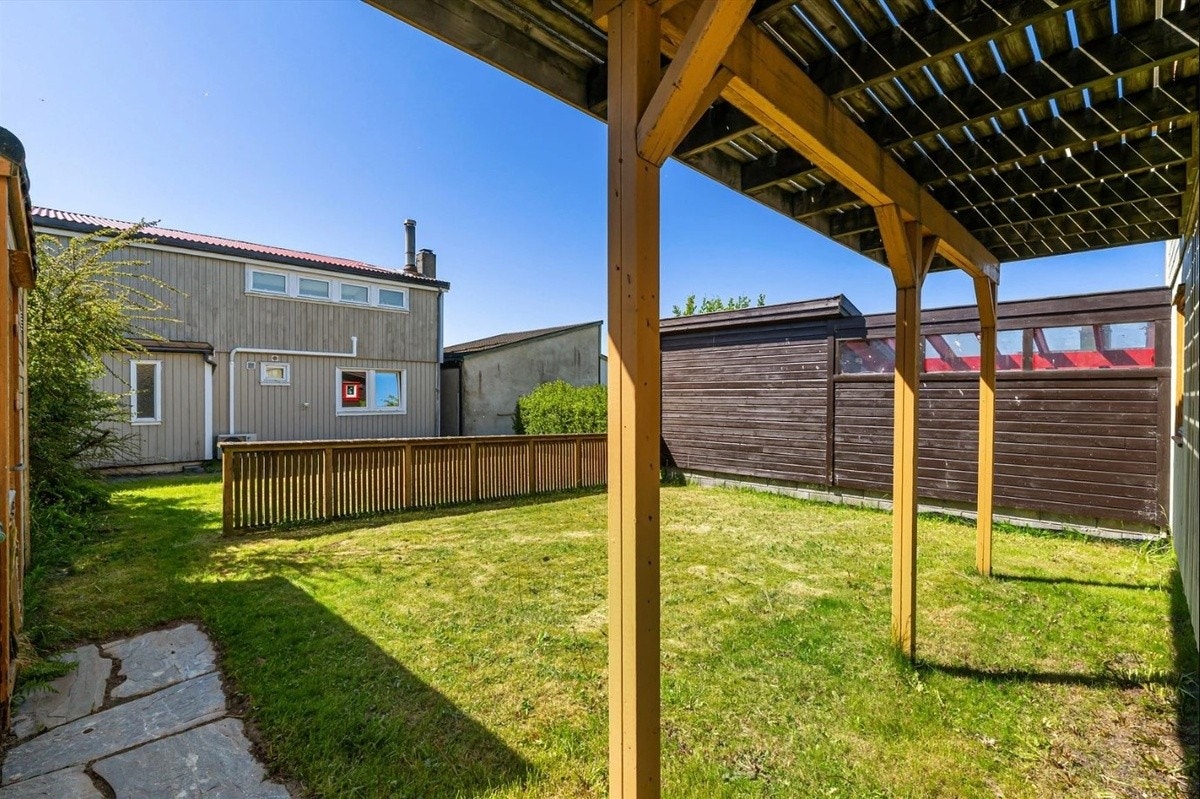 Med gressplenen rett ved siden av er det sol hele dagen til langt på kveld! Galleribilde