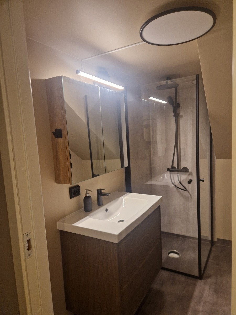 Badet har innfellbare dusjvegger Galleribilde