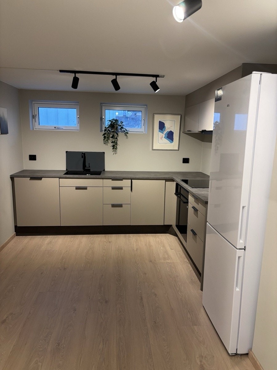 Toppmoderne Noremakjøkken. Integrerte hvitevarer + frittstående kombiskap Galleribilde