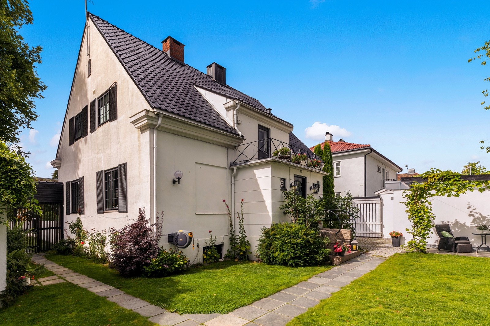 Hele tomten er inngjerdet. Galleribilde