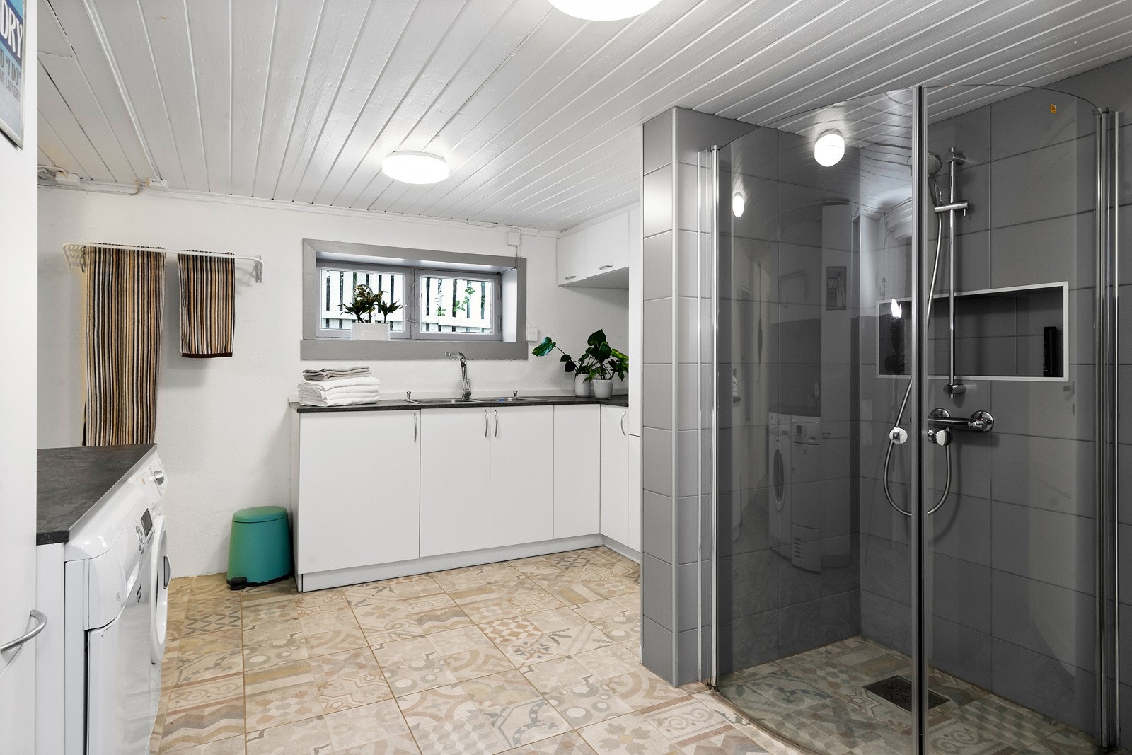 Vaskerom med dusjnisje, vannbåren varme og fliser på gulv. Galleribilde